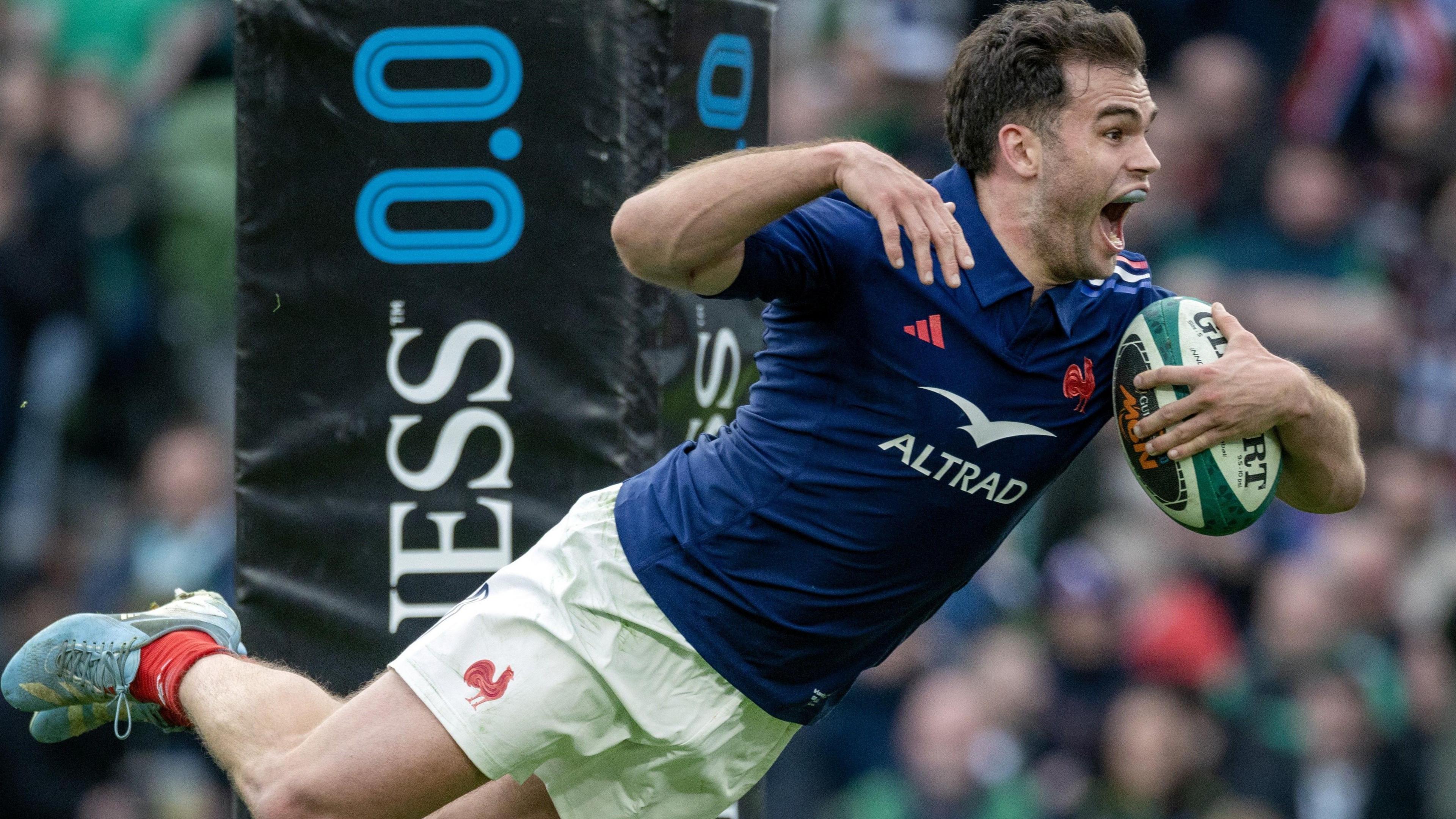 Damian Penaud scores a try for France