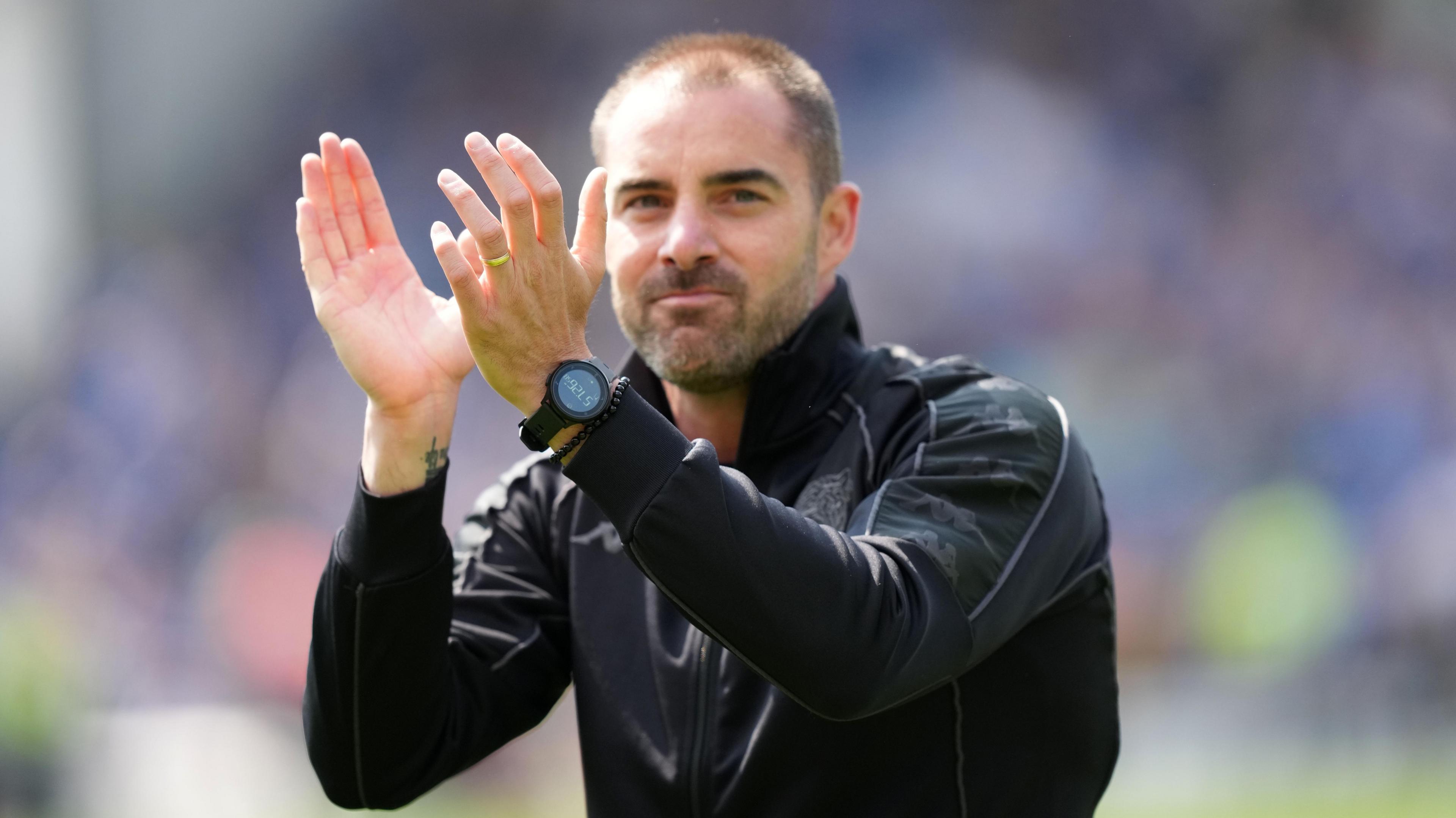 A photo of Ruben Selles applauding