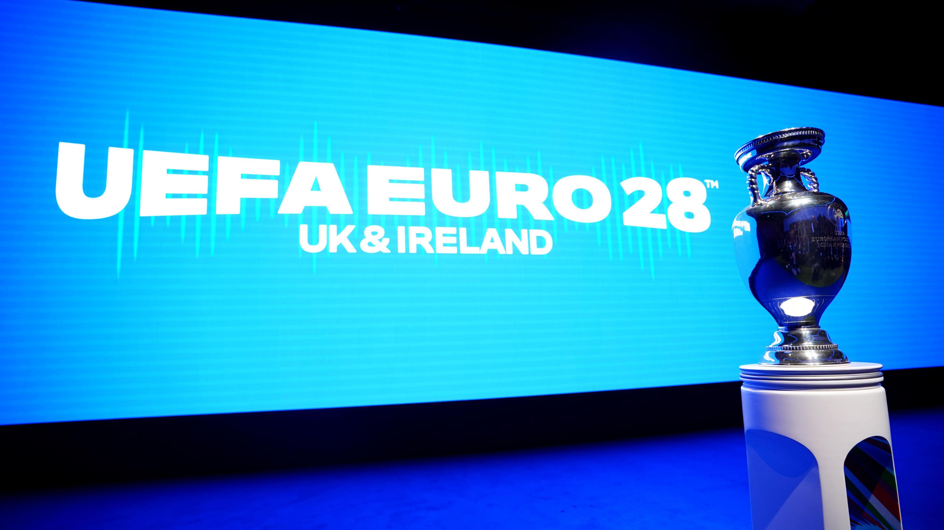 Trofeu Henri Delaunay i ekspozuar në eventin e hapjes së turneut UEFA EURO 2028 në Londër