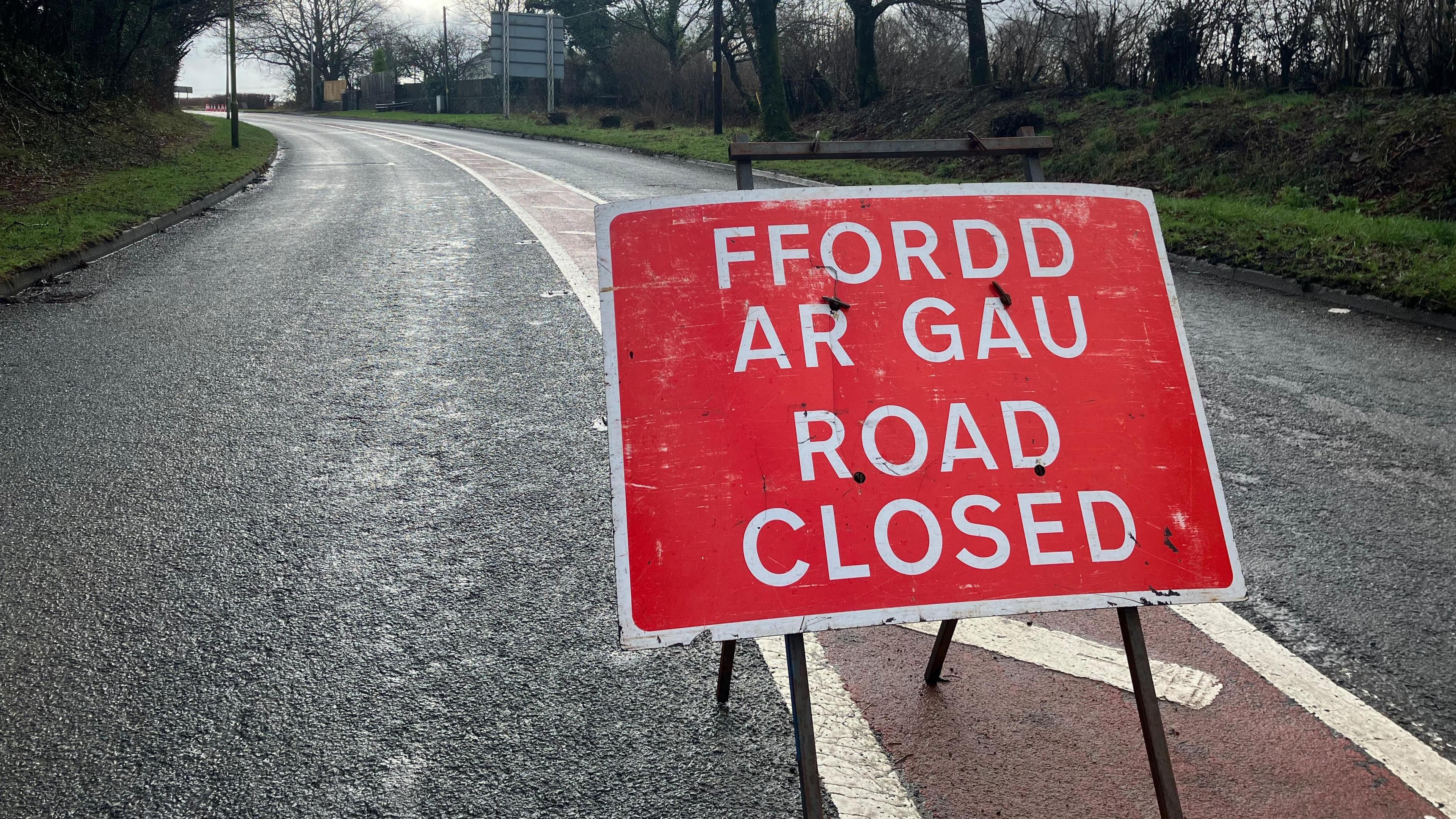 Arwydd yn dweud fod y ffordd ar gau ar yr A4063 ym Mhen-y-bont ar Ogwr