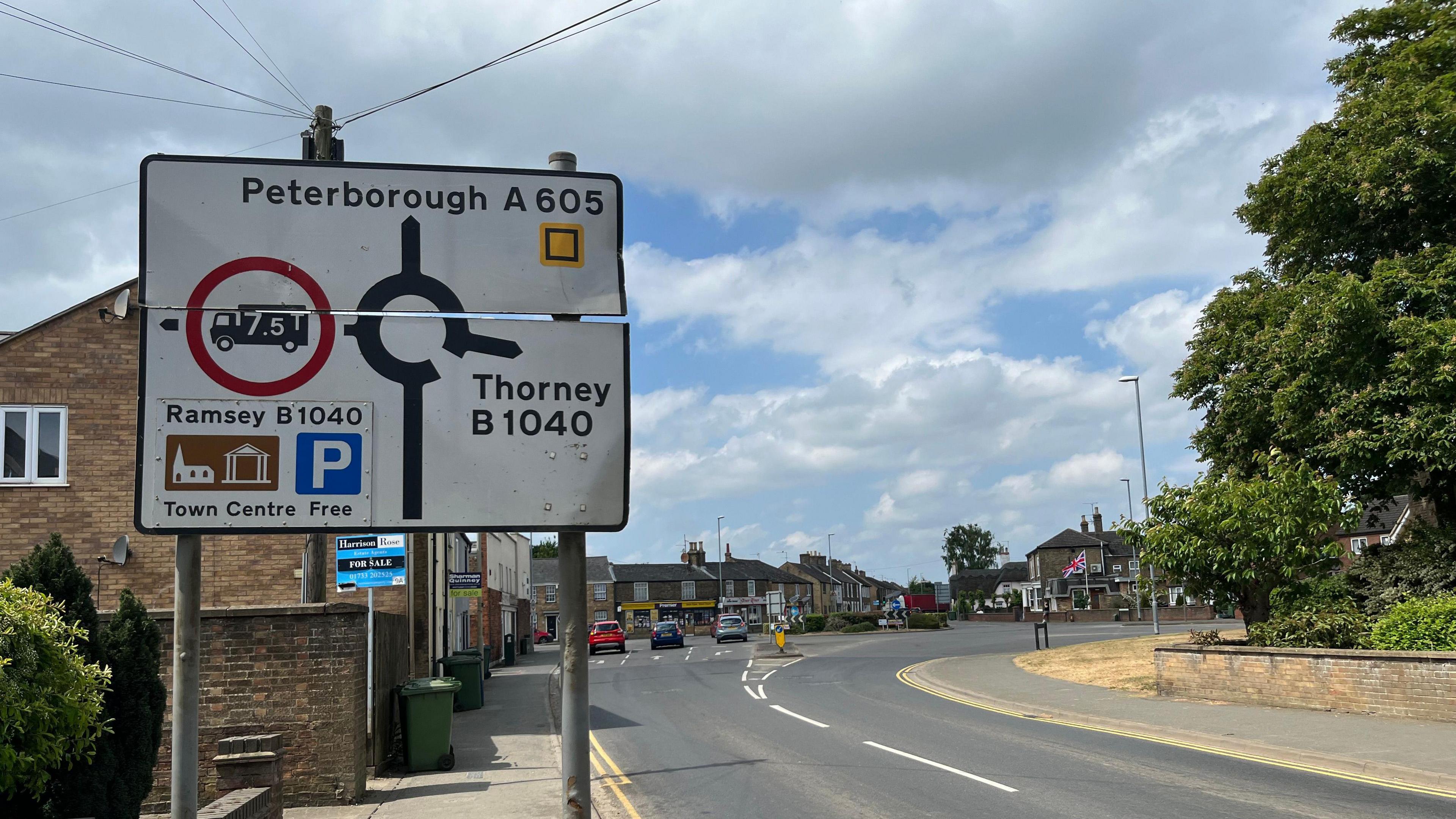 Road sign in Whittlesey directing people to Peterborough along the A605.