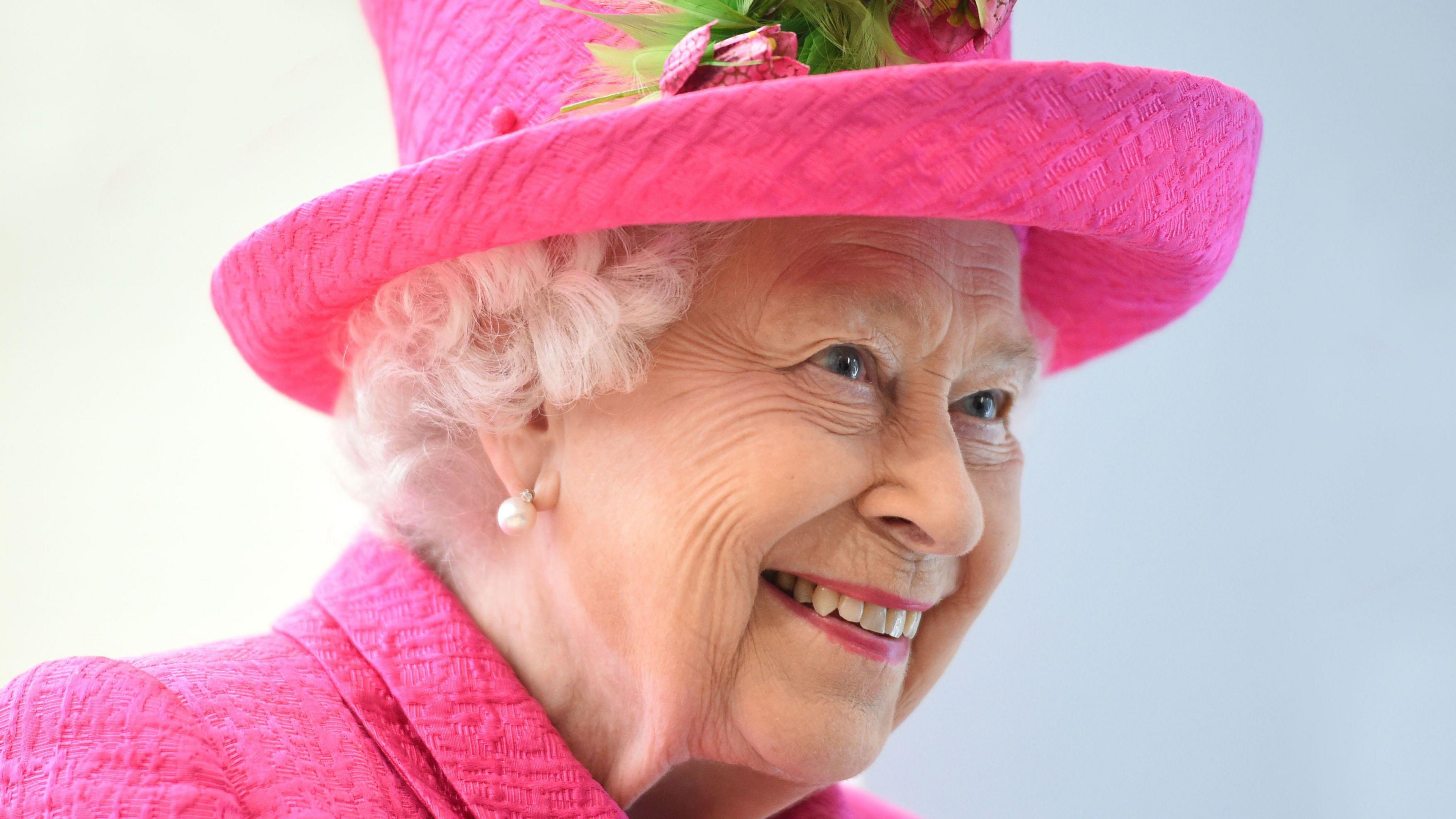 Y Frenhines Elizabeth II