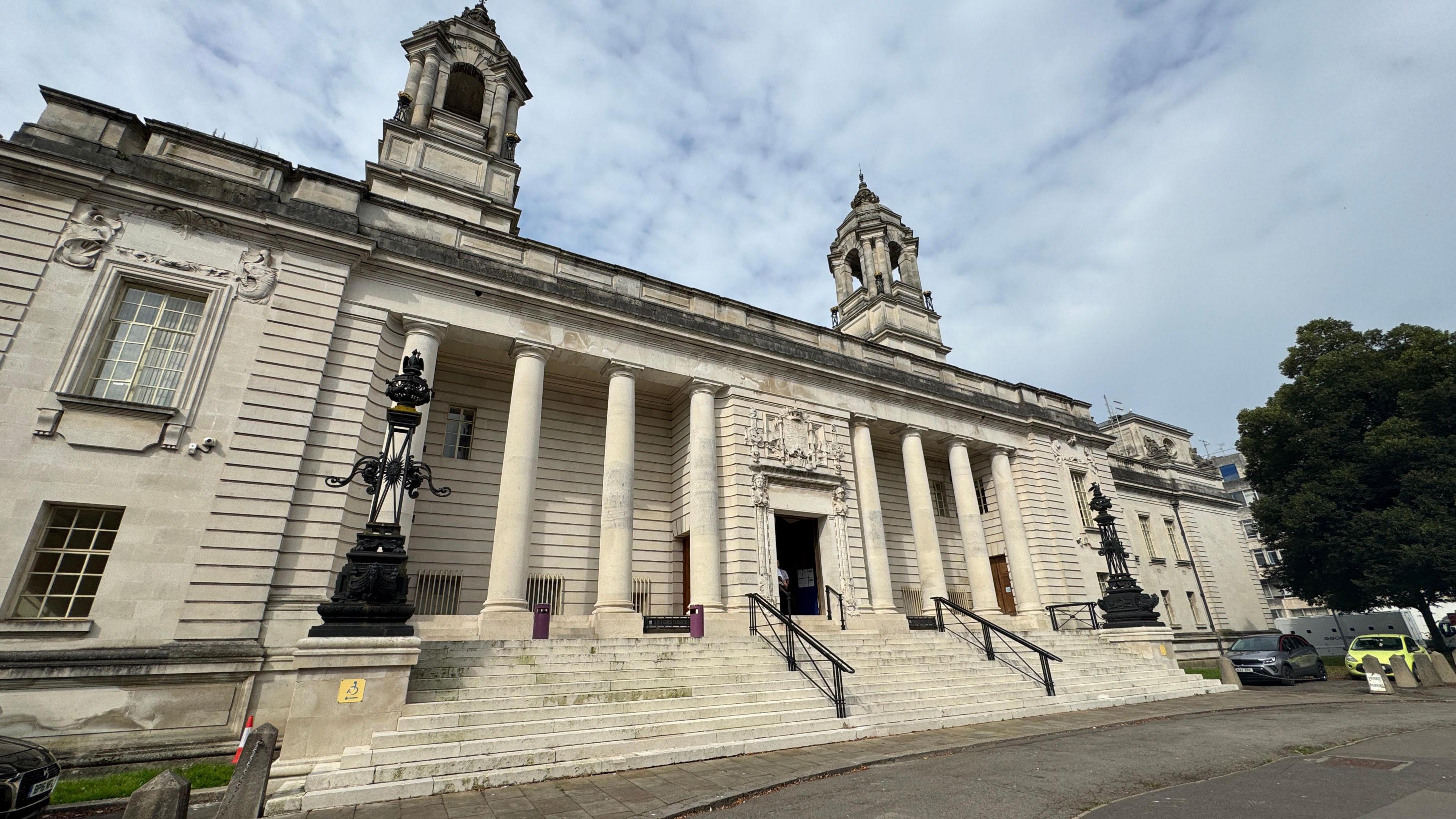 Llys y Goron Caerdydd