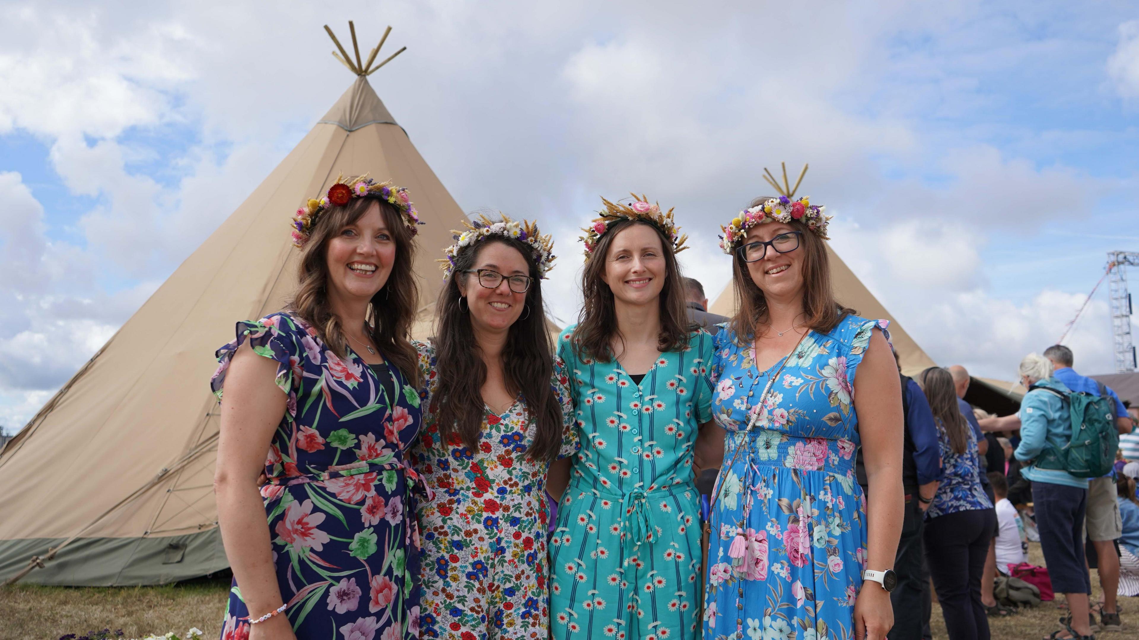 Olivia, Olivia, Lindsey a Ros - rhai o aelodau Parti Cae Blodau cyn cystadlu gyda'r ensemble yn Eisteddfod Y Dysgwyr ym Maes D