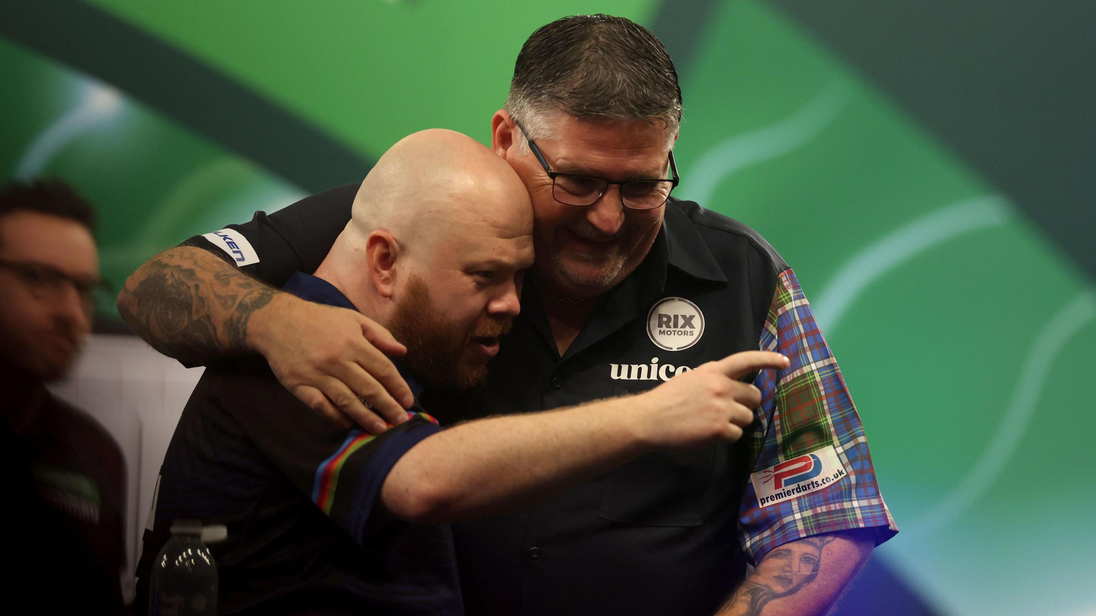 Gary Anderson embraces Justin Hood