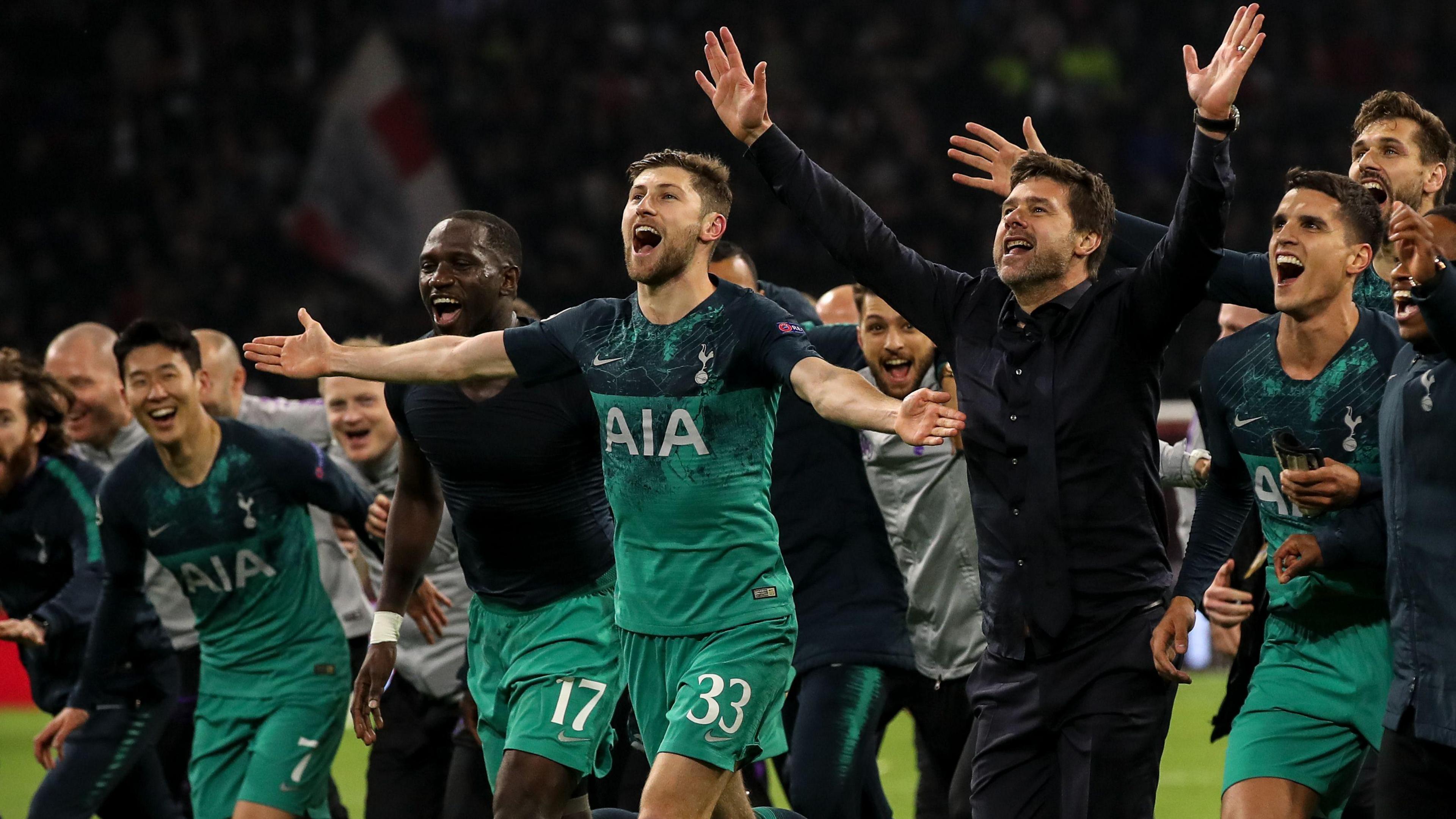 Mauricio Pochettino celebrates with the Tottenham players