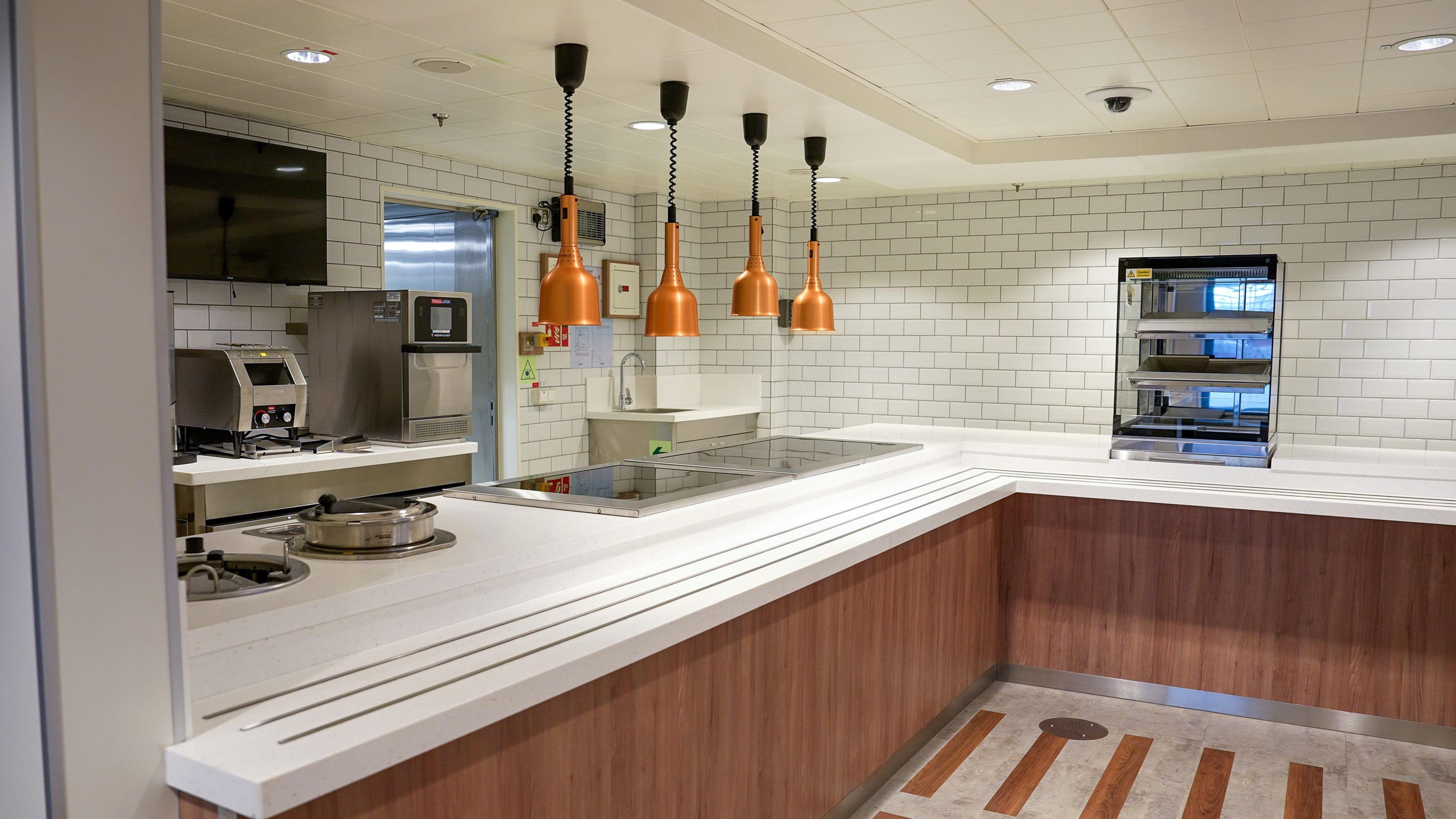 Àite-bìdh, taobh a-staigh an MV Isle of Islay