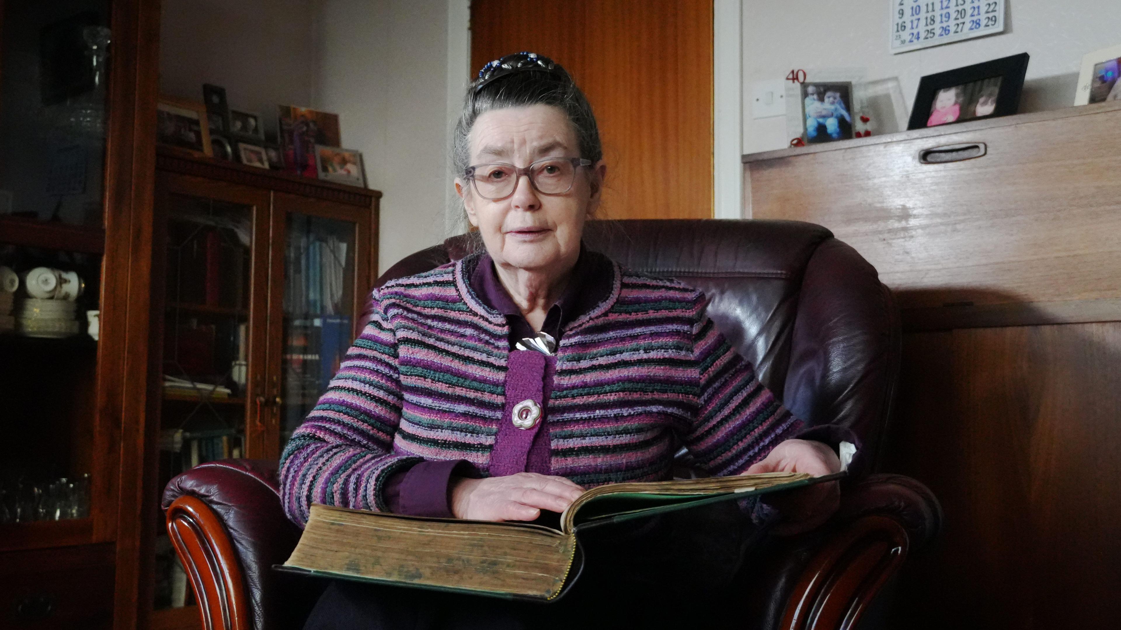 Mòrag Rothach a' leughadh an leabhair