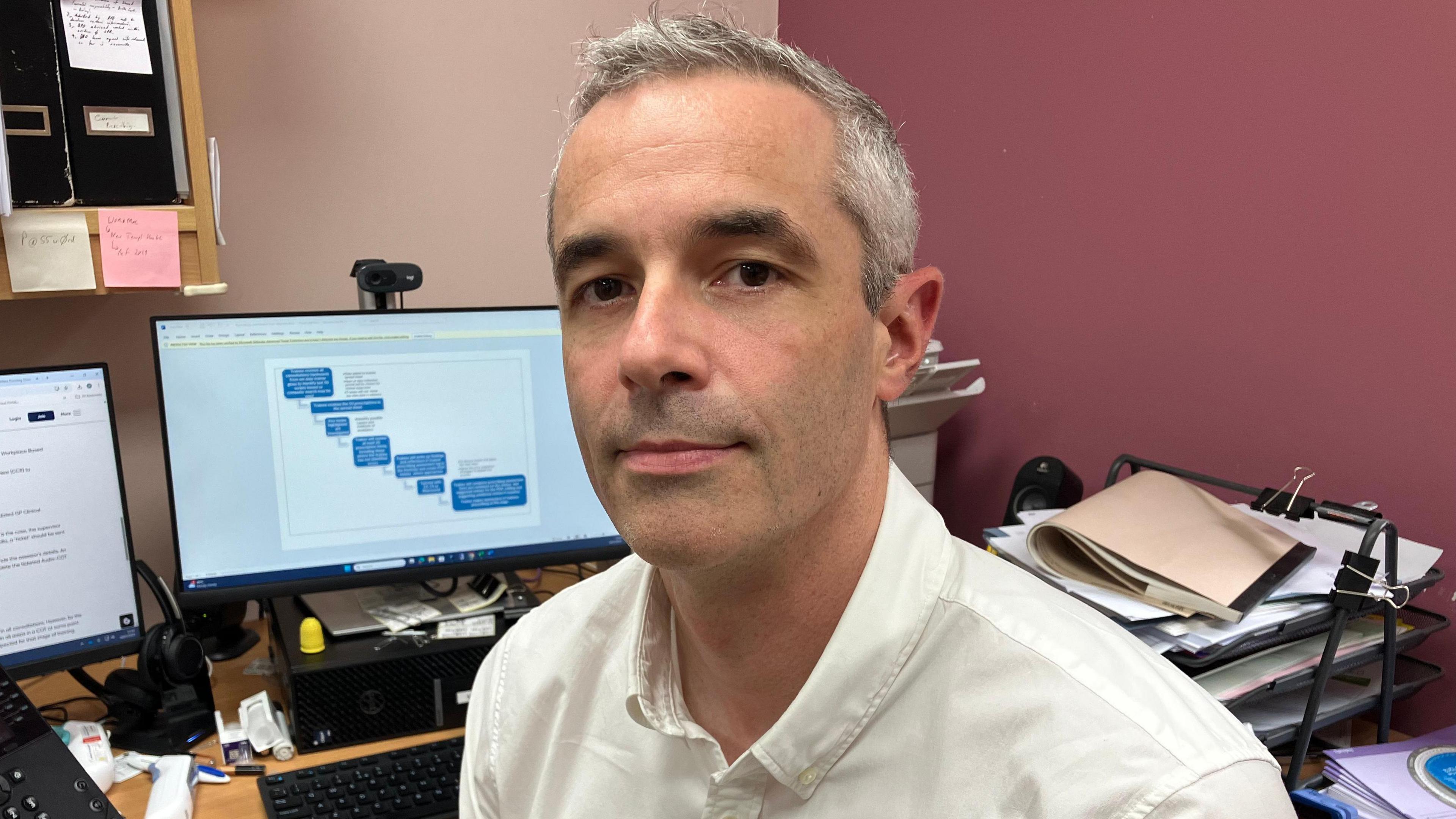 Dr Huw Thomas, meddyg teulu yn Radyr
