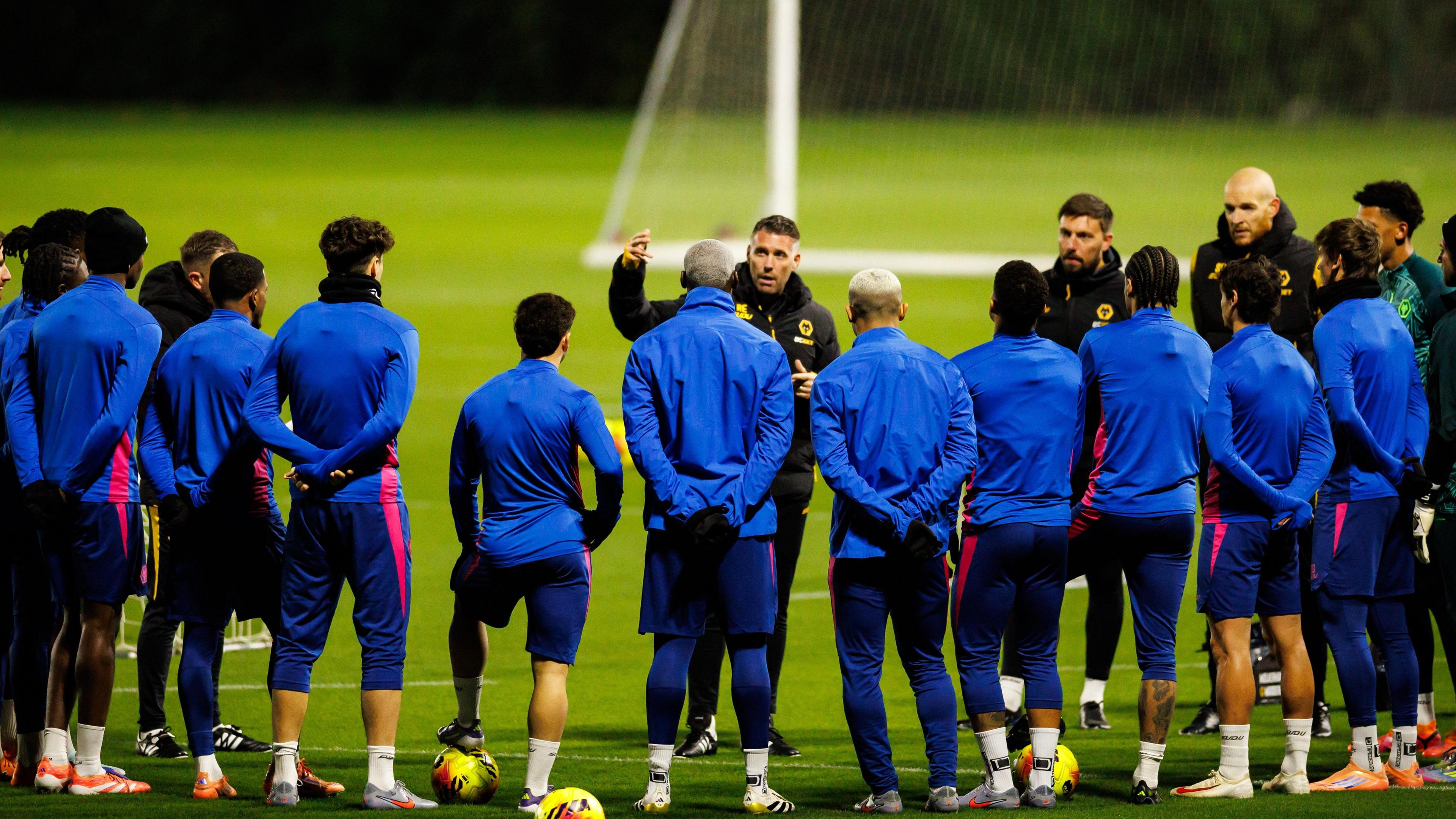 Rob Edwards speaks to the Wolves squad