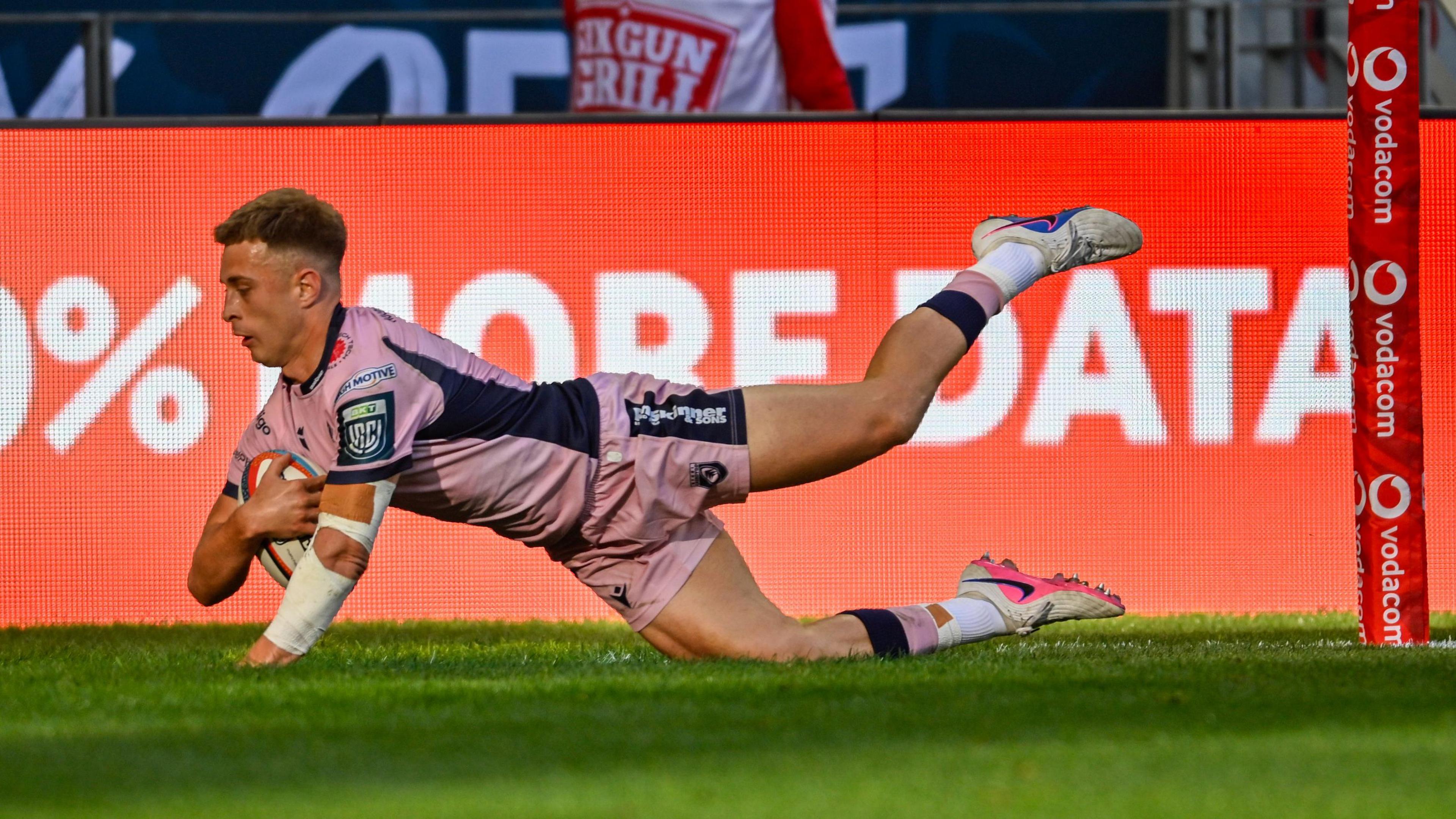 Cam Winnett o Rygbi Caerdydd yn sgorio cais