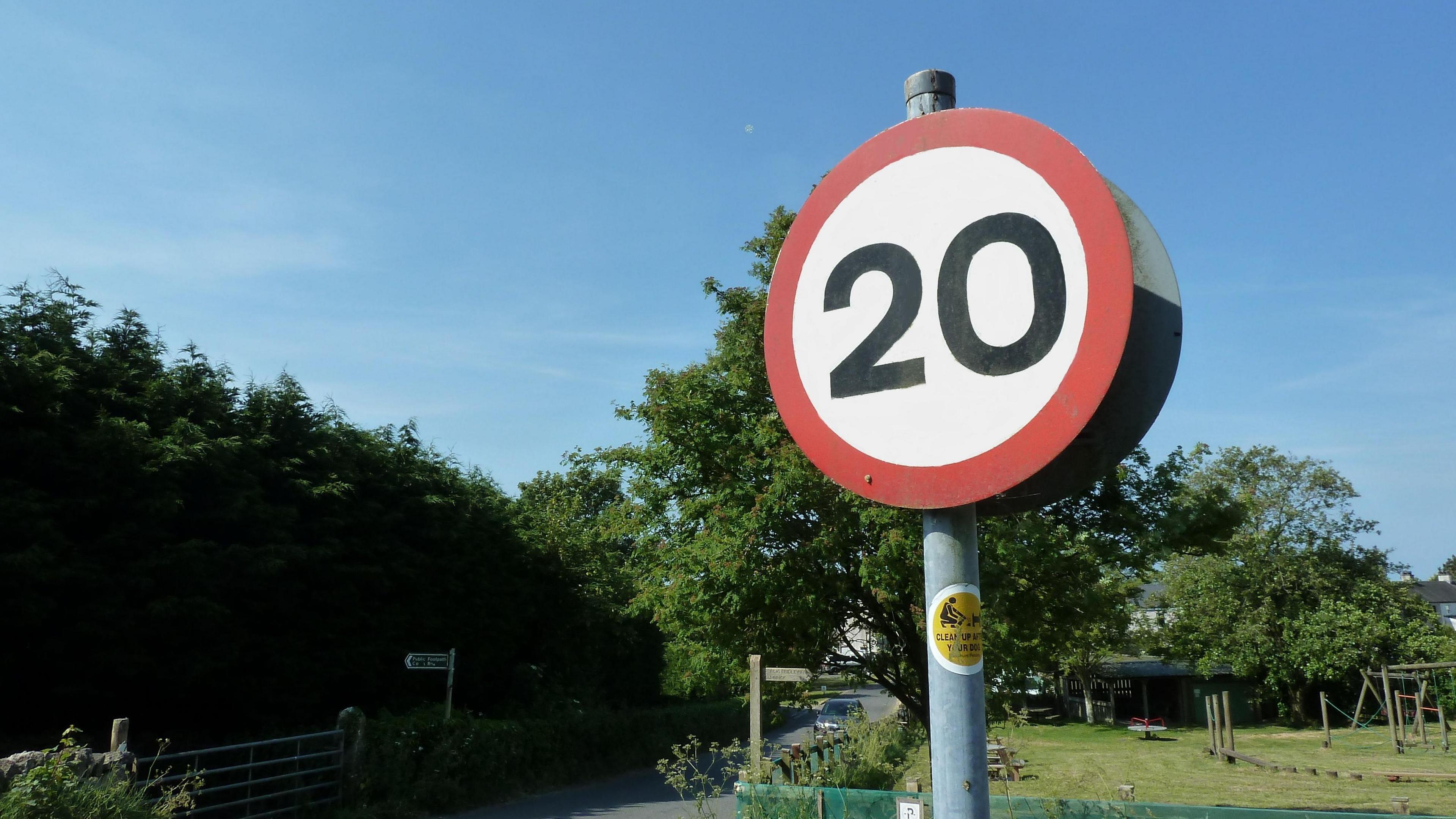 A 20mph (32 km/h) speed limit sign 