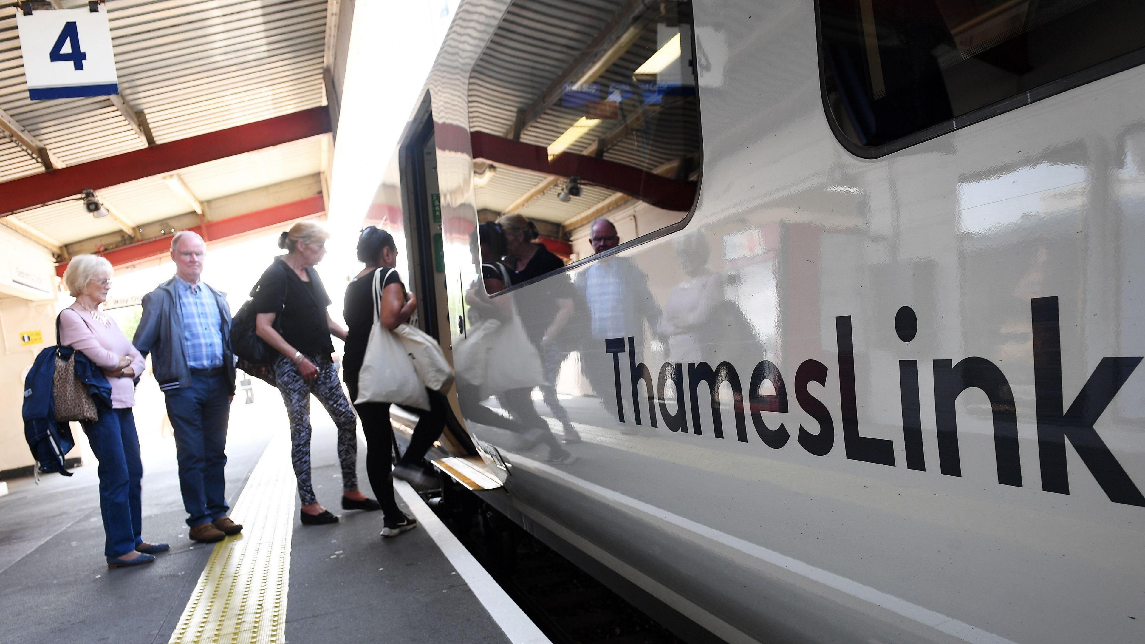 People boarding a Thameslink train 