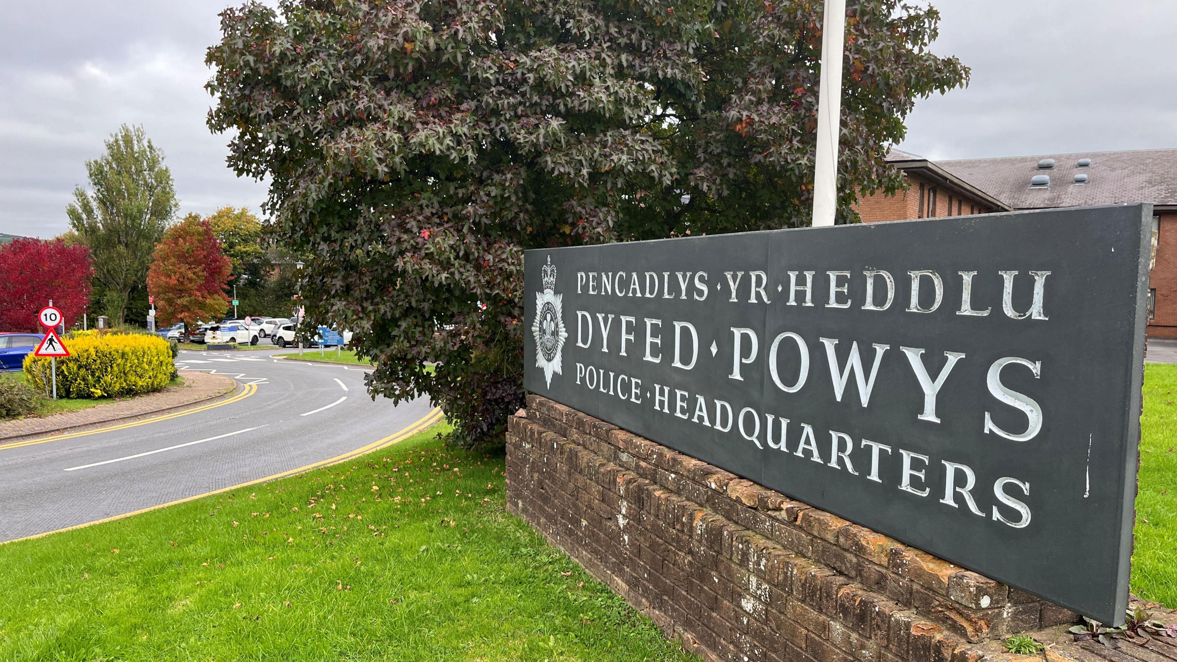 Pencadlys Heddlu Dyfed Powys yn Llangynnwr ger Caerfyrddin