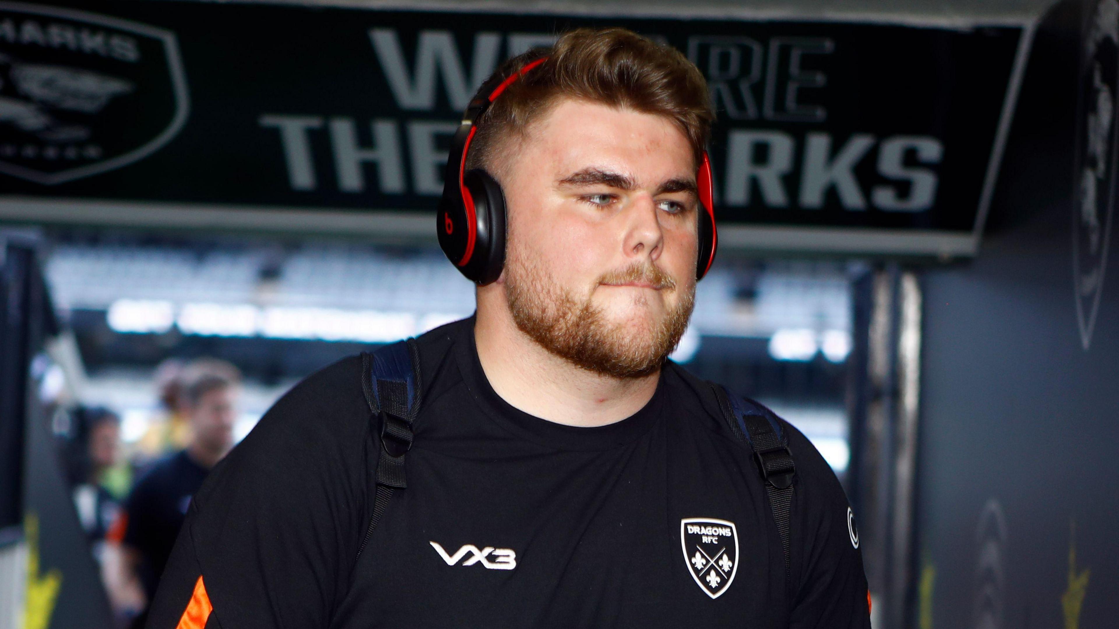 Luke Yendle arrives pre-game for the Dragons, he is wearing a backpack and red and black headphones. 