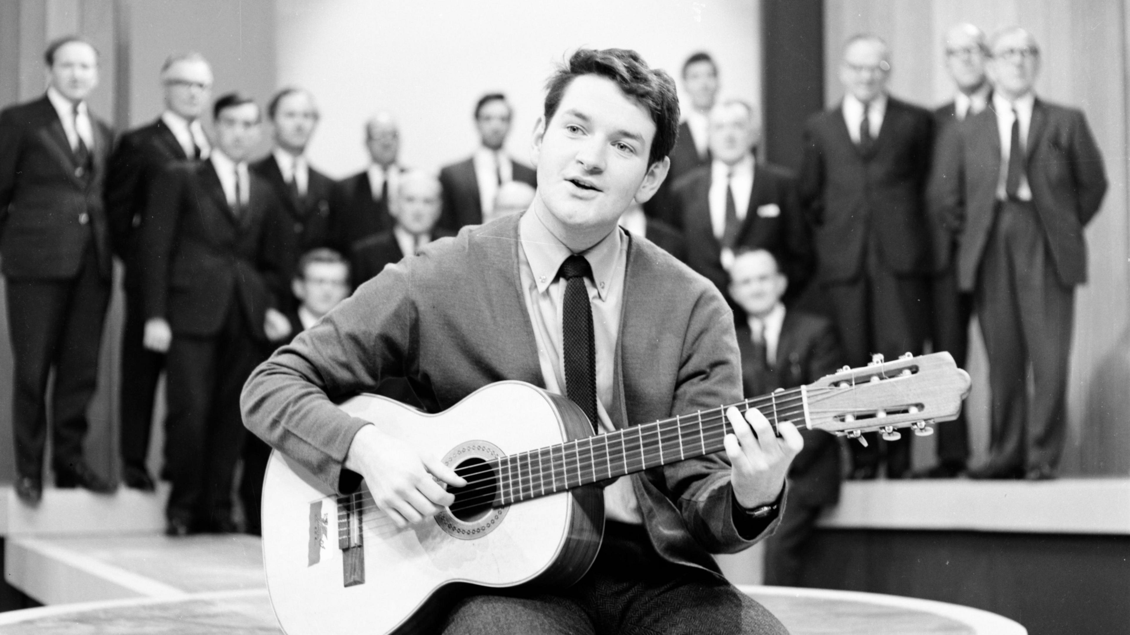 Dafydd Iwan yn canu yn 1968