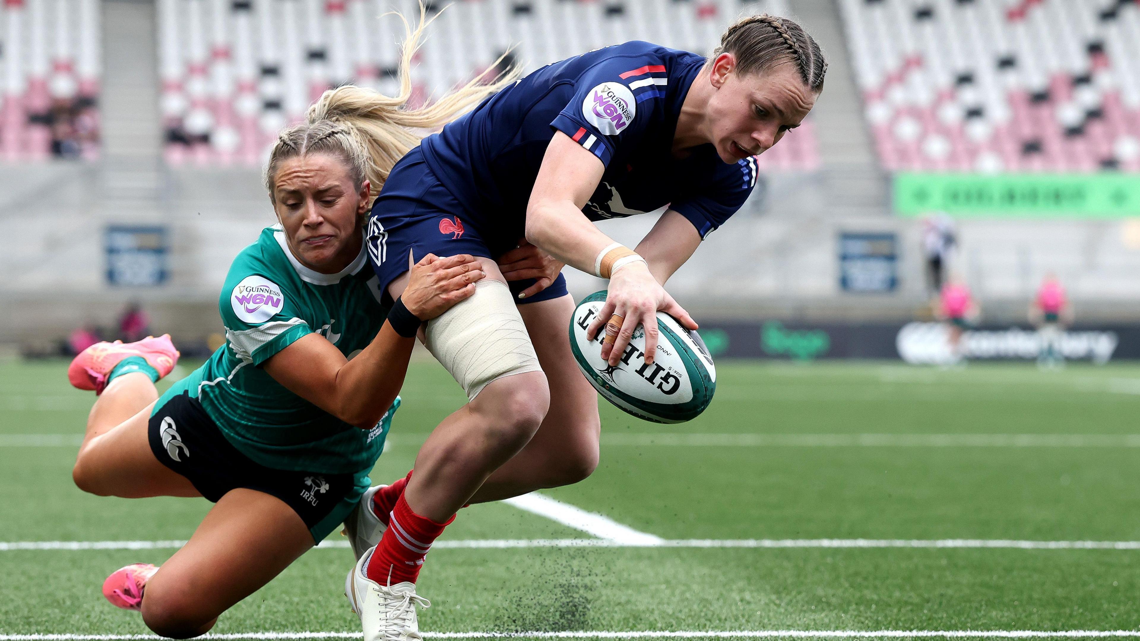 Marine Menager scores a try