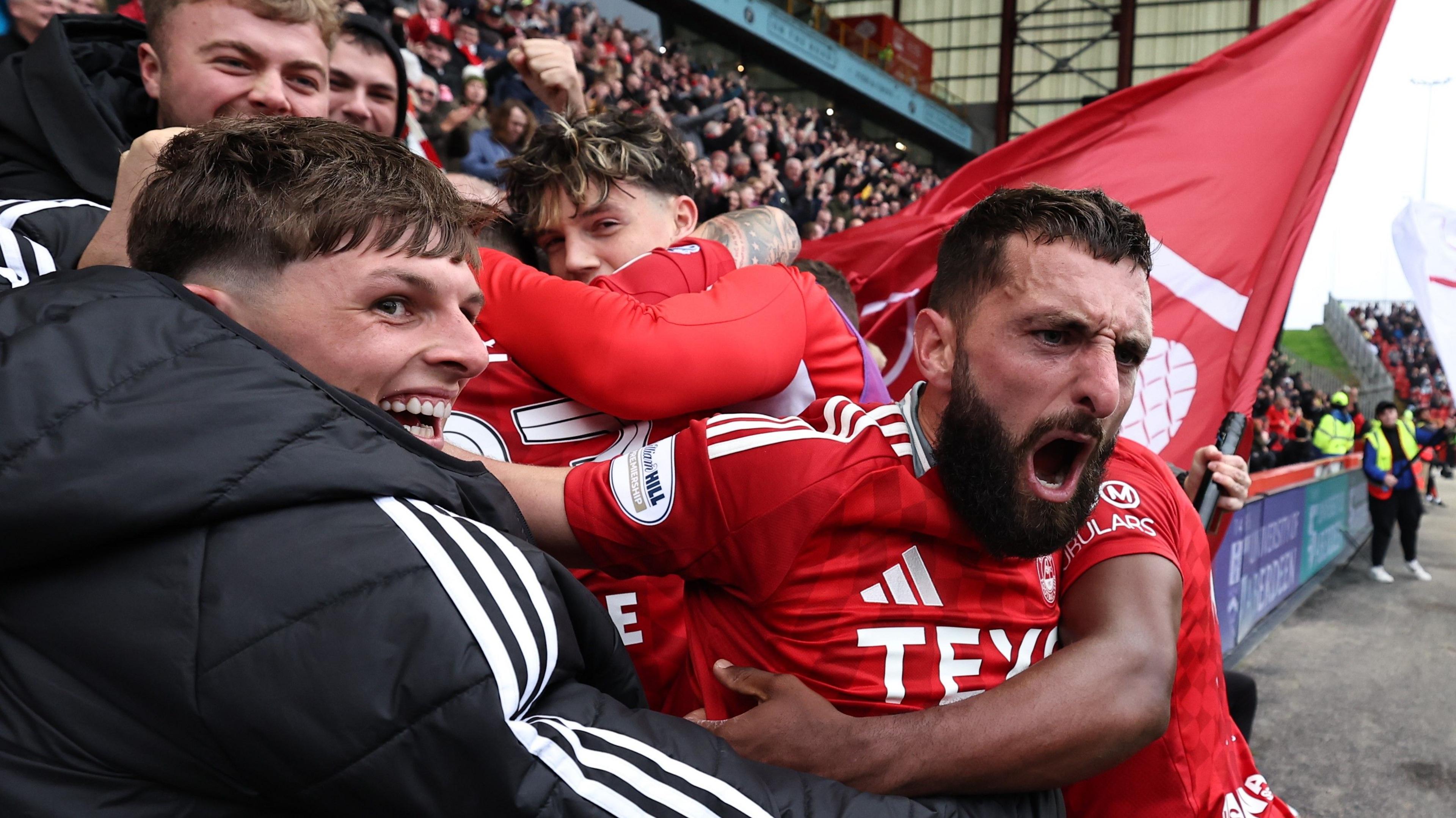 Graeme Shinnie celebrates Aberdeen's winner