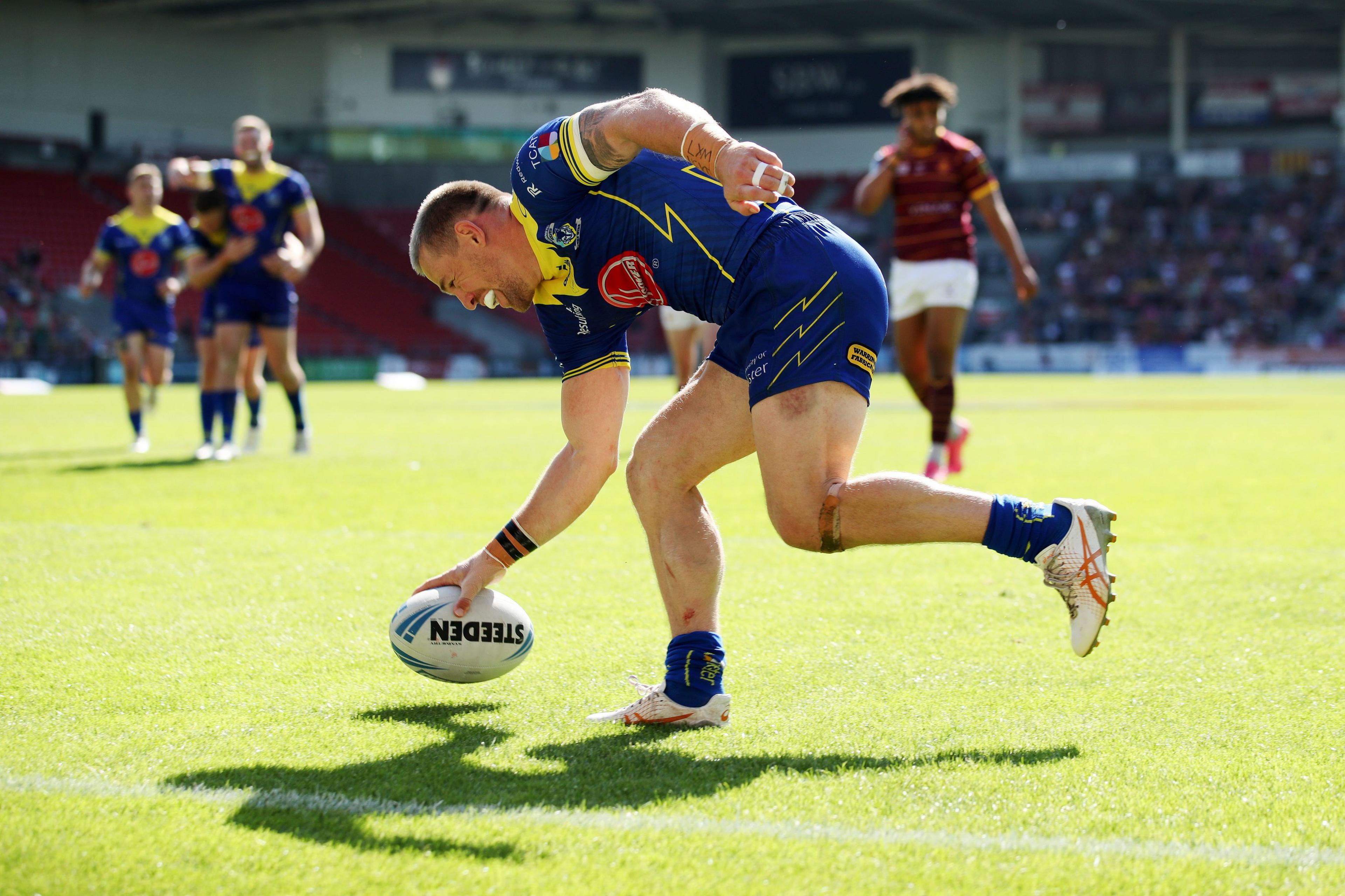 Matt dufty scoring a try