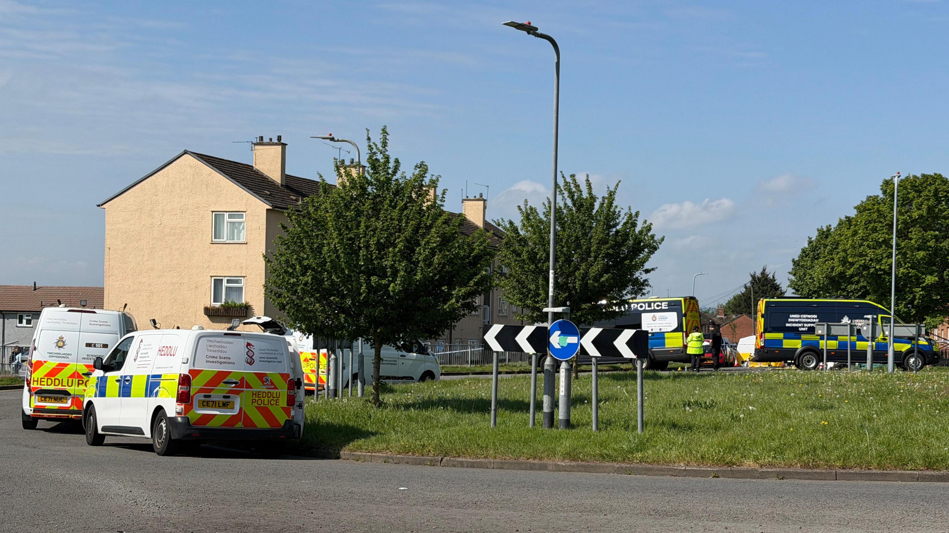 Cerbydau a swyddogion Heddlu Gwent yn ardal y gwrthdrawiad