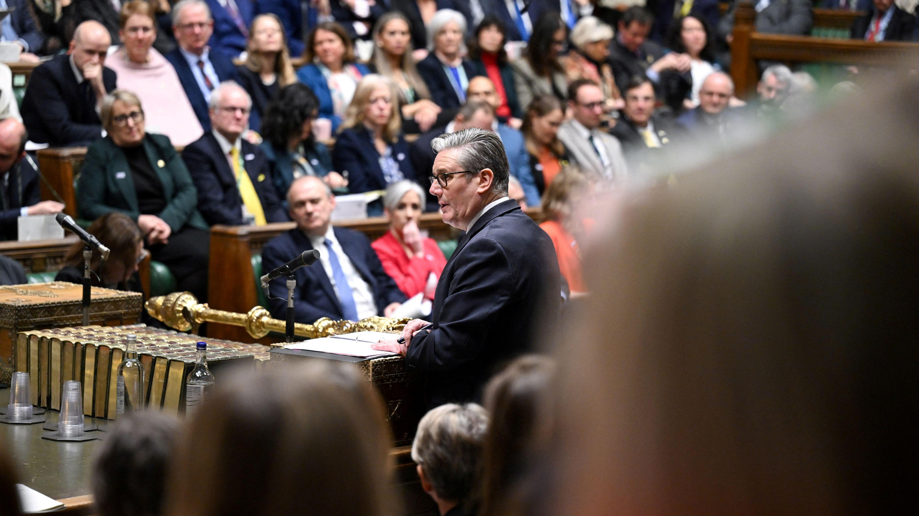 Syr Keir Starmer ar ei draed yn Nhŷ'r Cyffredin