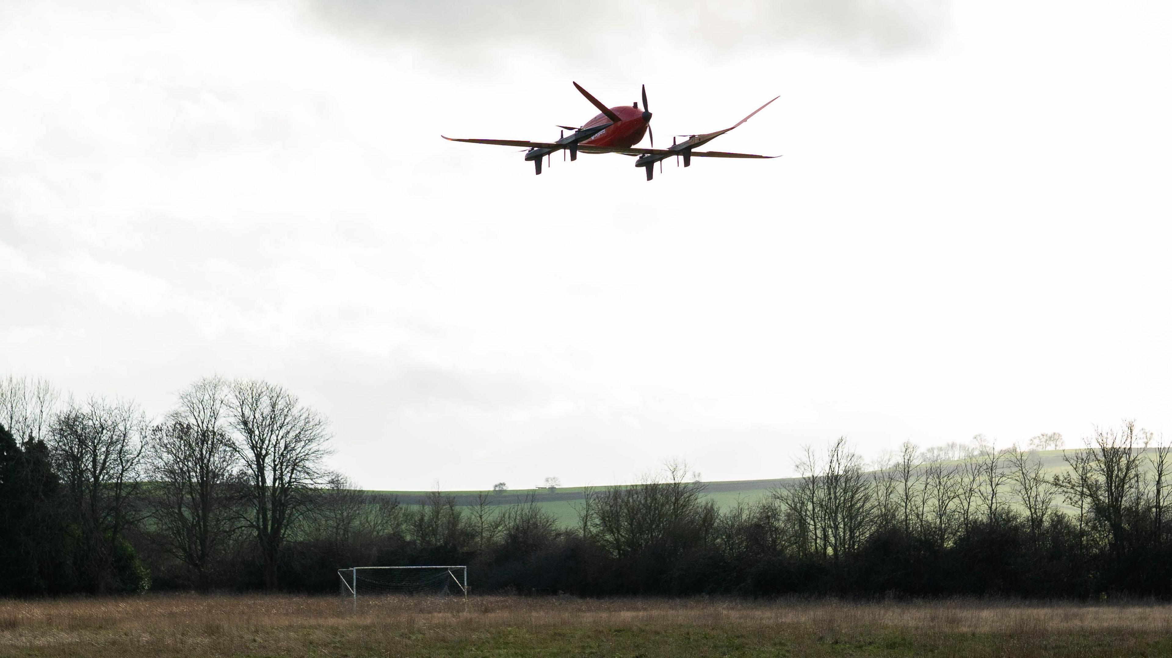 Drôn yn hedfan dros gae pêl-droed