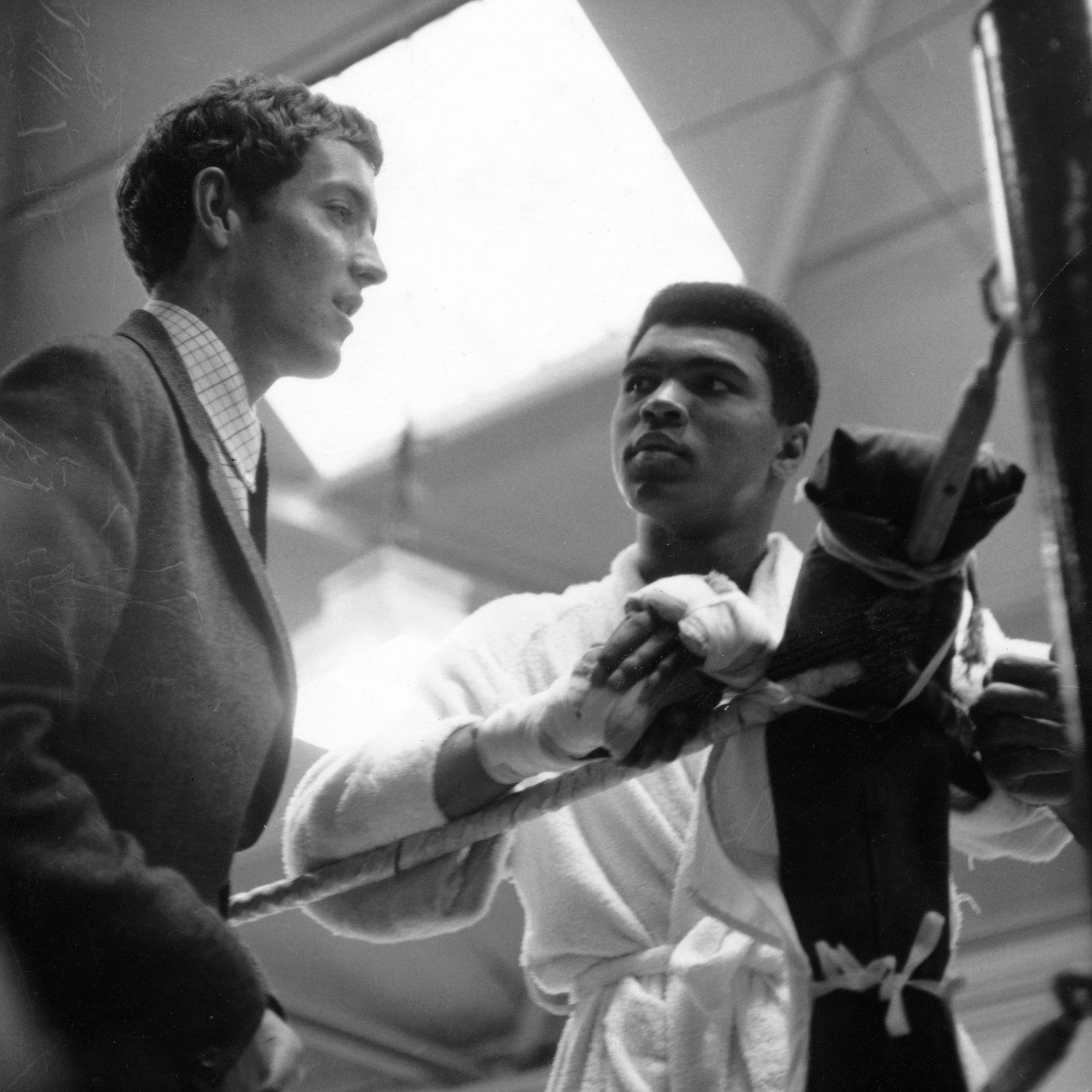 Hywel Gwynfryn a Muhammad Ali (Cassius Clay)