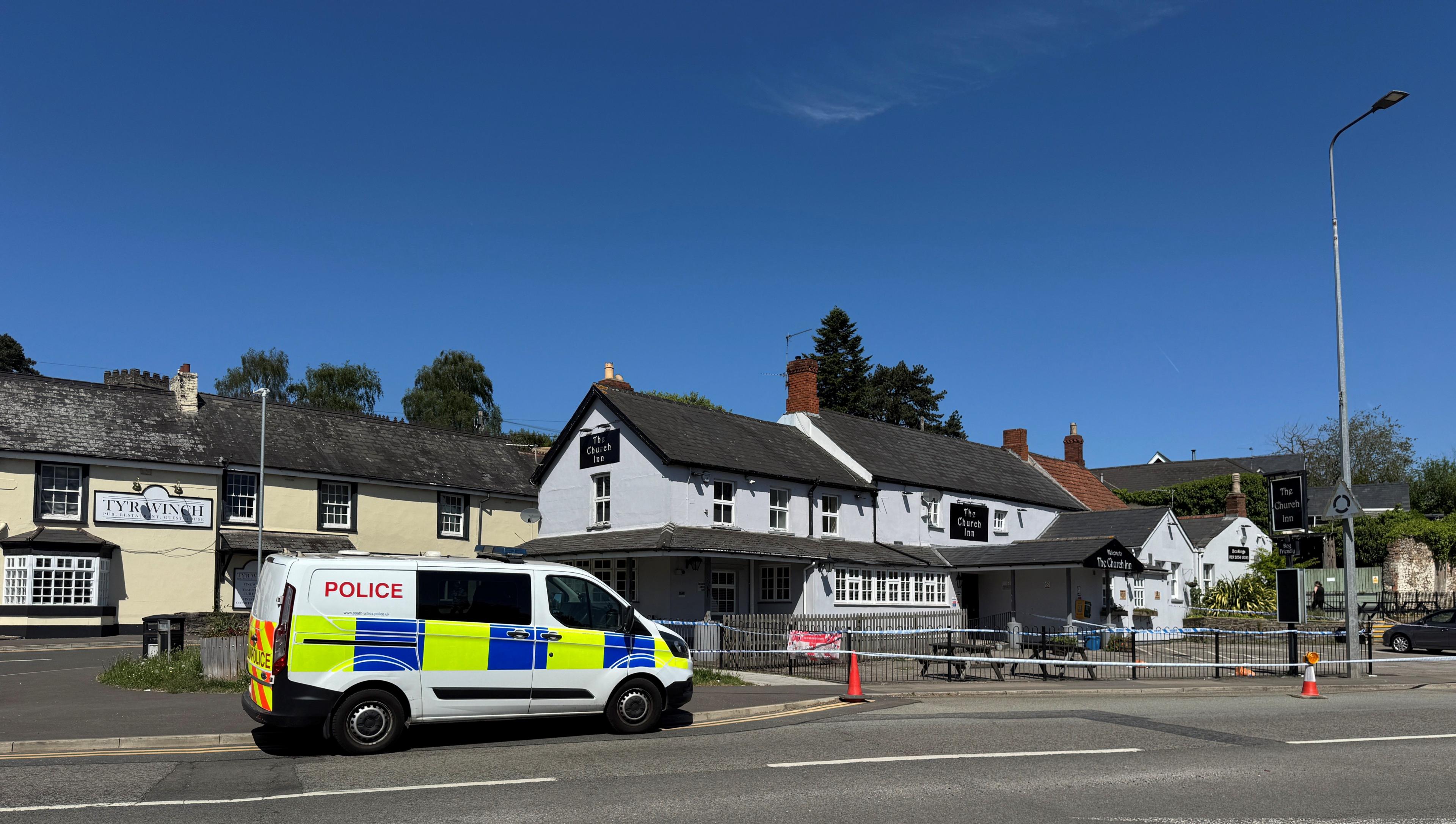 Fan yr heddlu tu allan i dafarn The Church Inn yn Llaneirwg