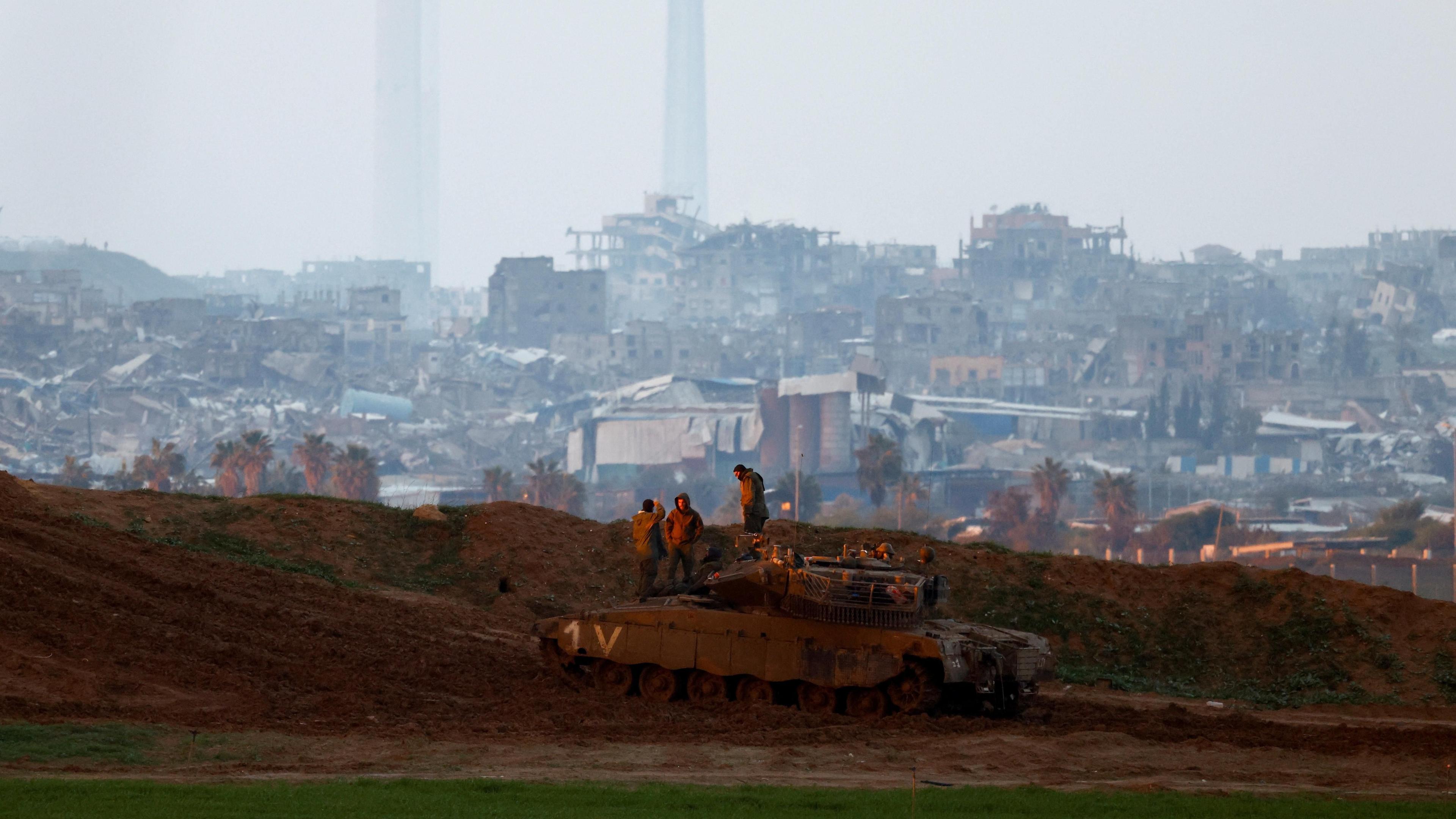 Israeli soldiers stand on top of a tank in southern Israel, near the frontier with Gaza (12 February 2025)