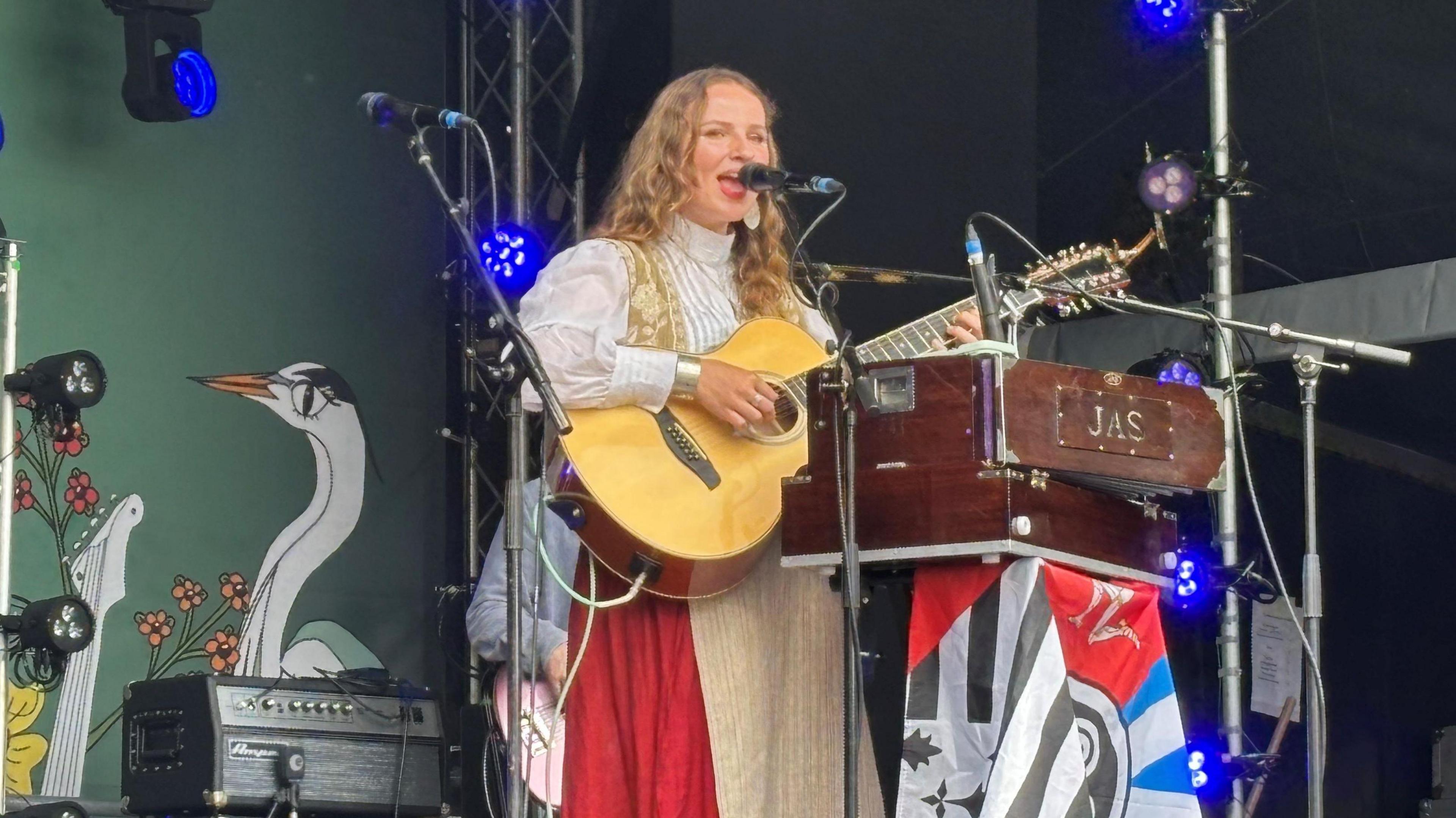 Mari Mathias yn perfformio yng ngŵyl Tafwyl yng Nghaerdydd