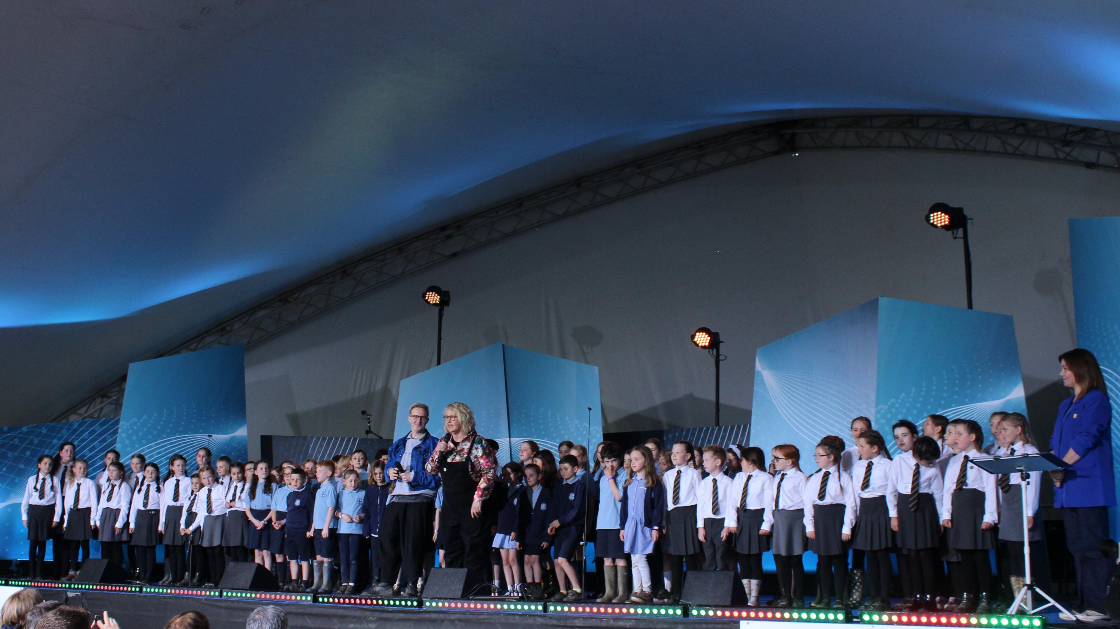 Ysgol Bro Morgannwg, H a Caryl Parry Jones ar lwyfan y cyfrwy