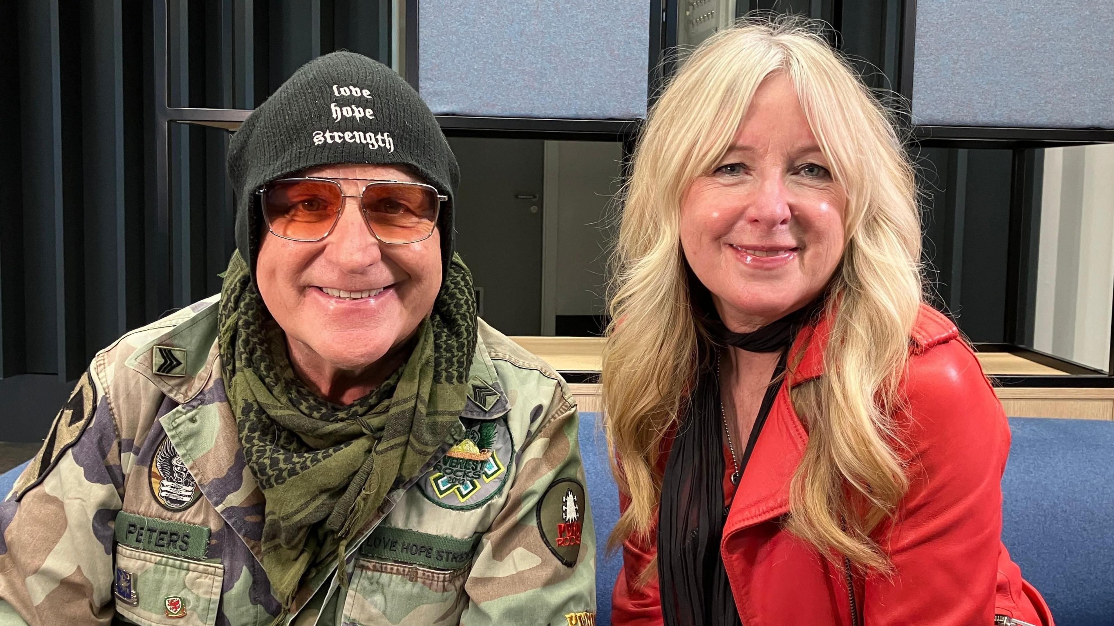Mike Peters a'i wraig Jules