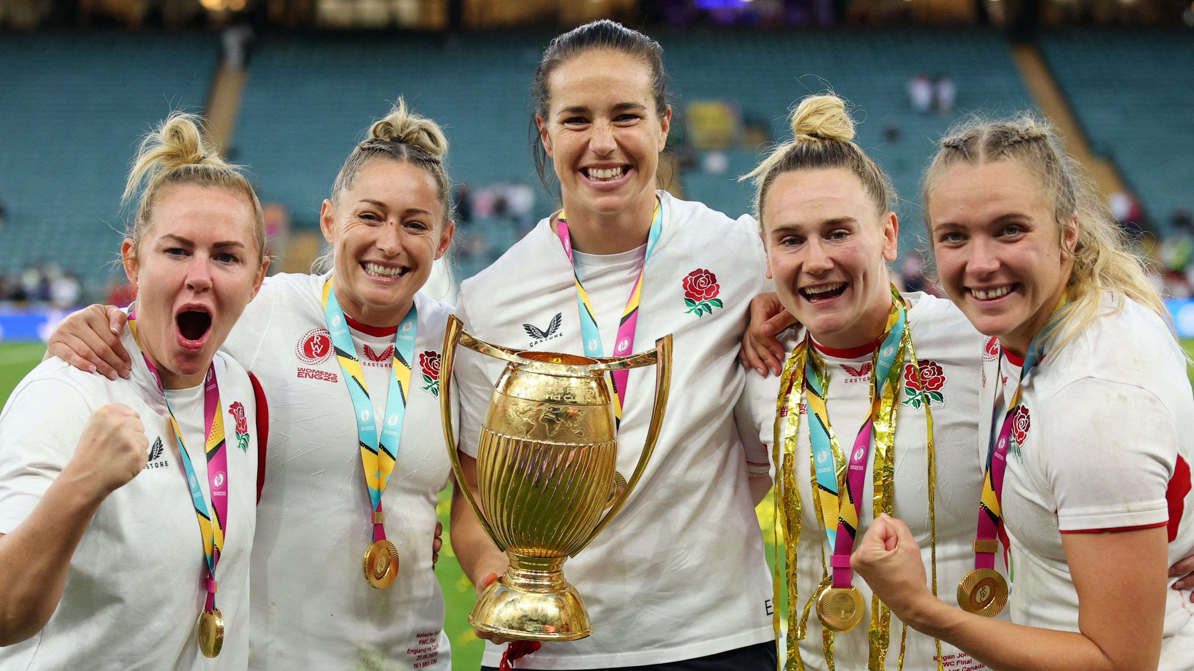 Emily Scarratt poses for a picture with her England team-mates after winning the 2025 World Cup