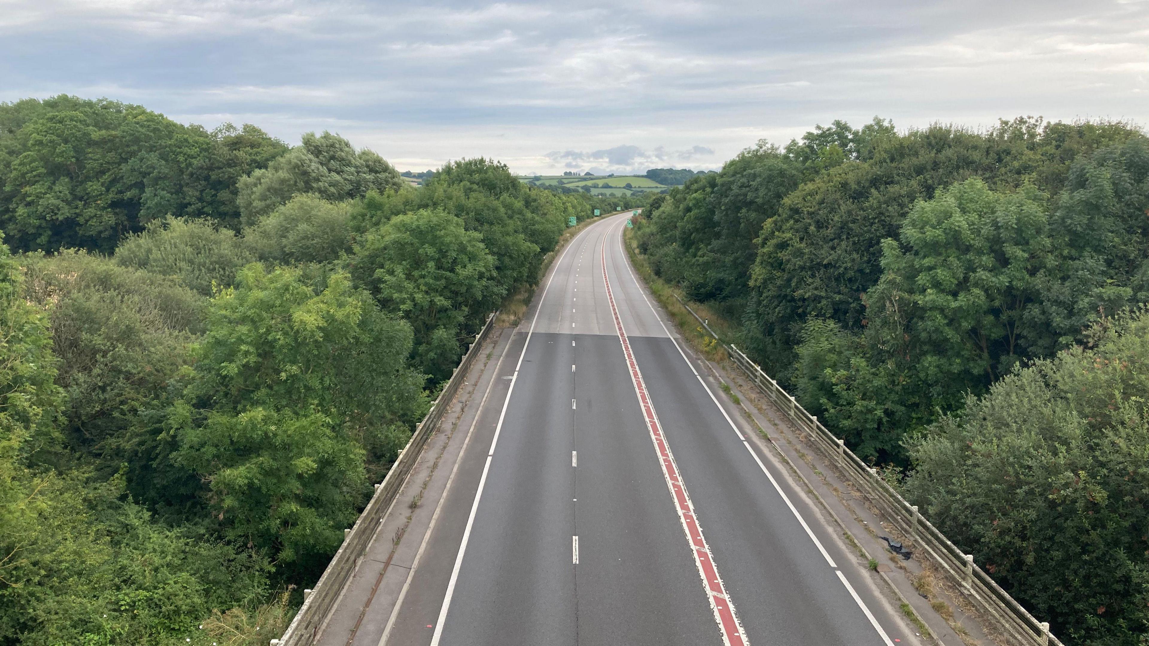 A303 crash: Road closed after serious collision - BBC News