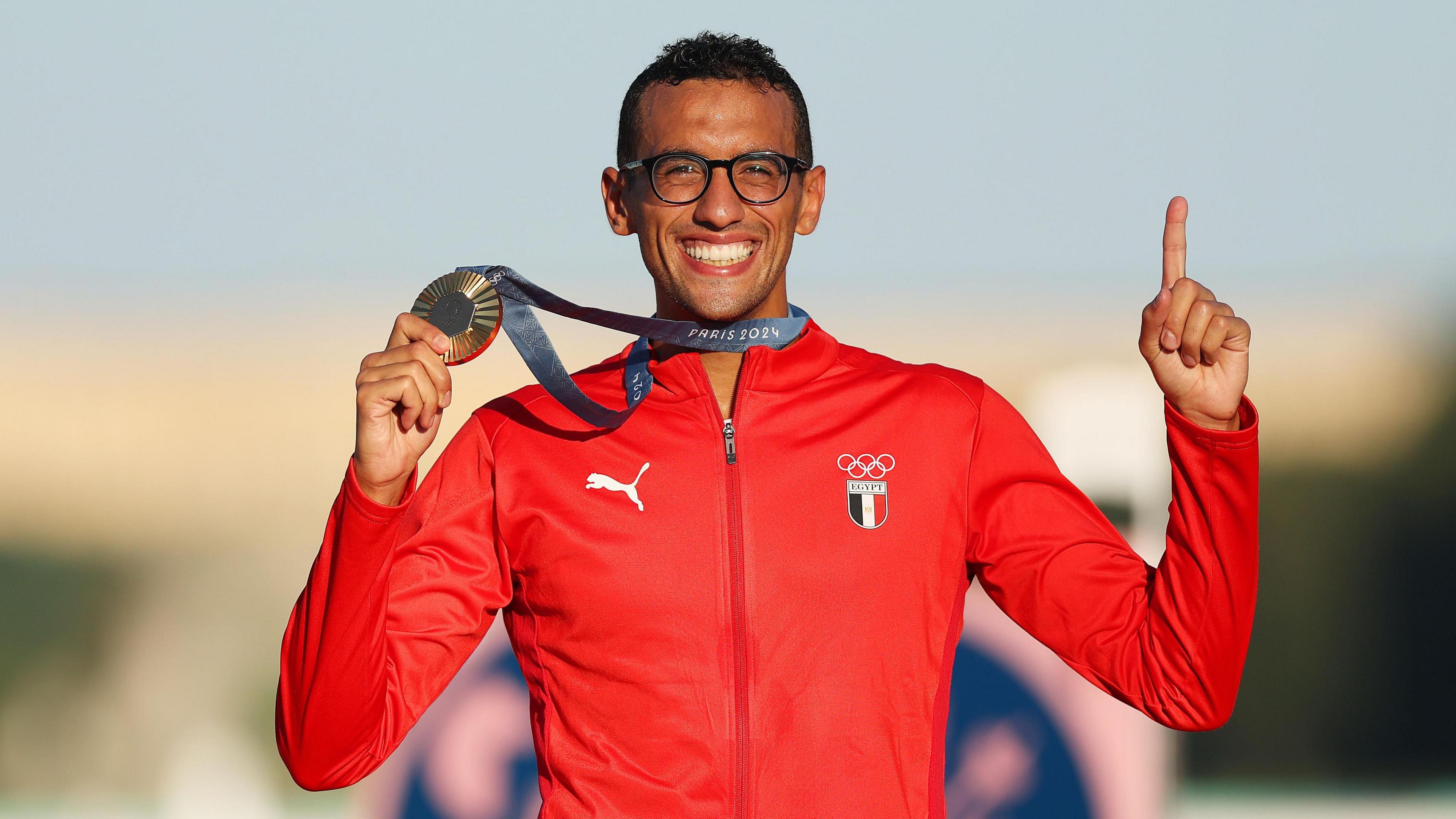 Ahmed Elgendy celebrates with his gold medal at Paris 2024