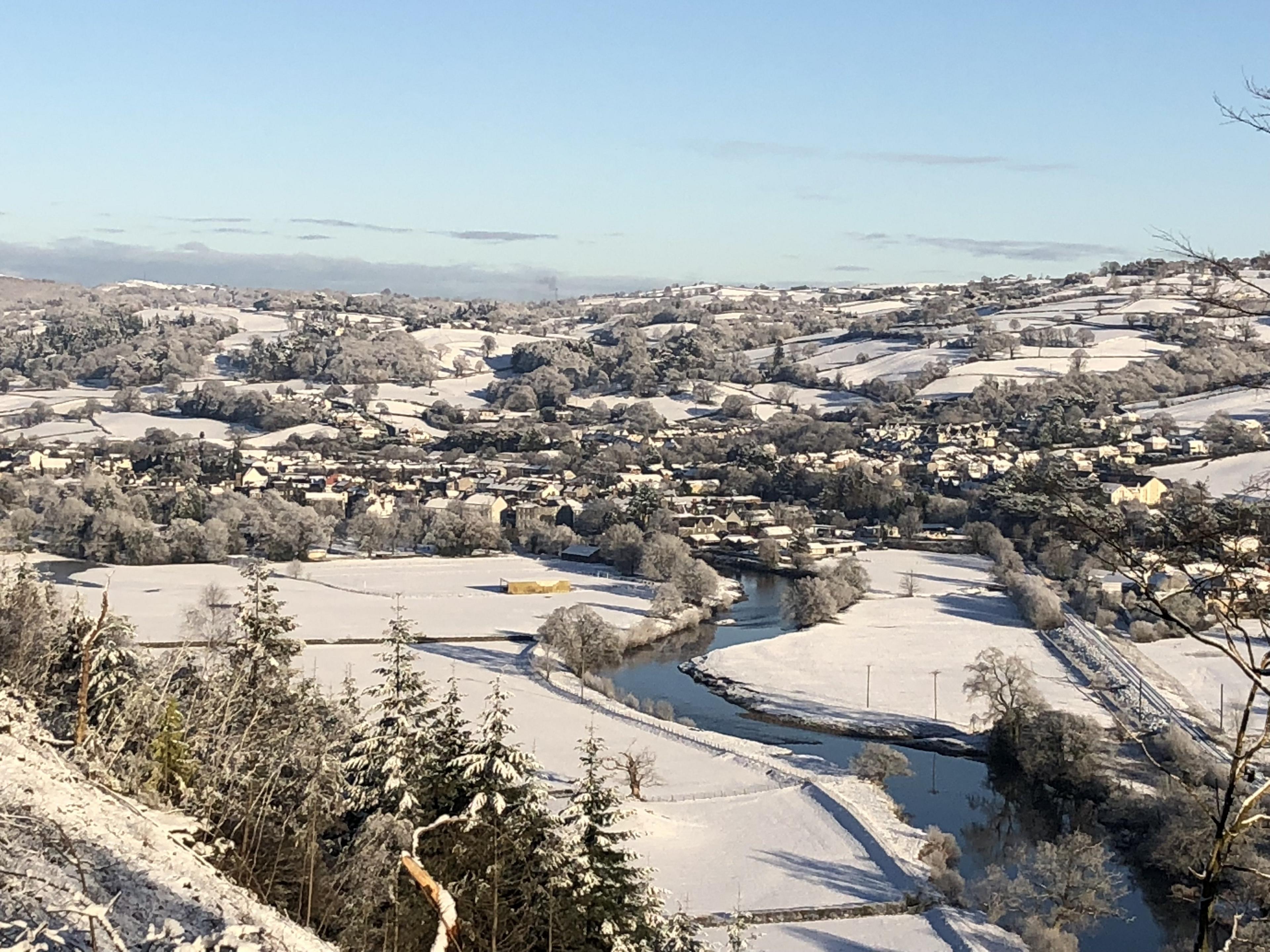 Llanrwst o Goedwig Gwydir.