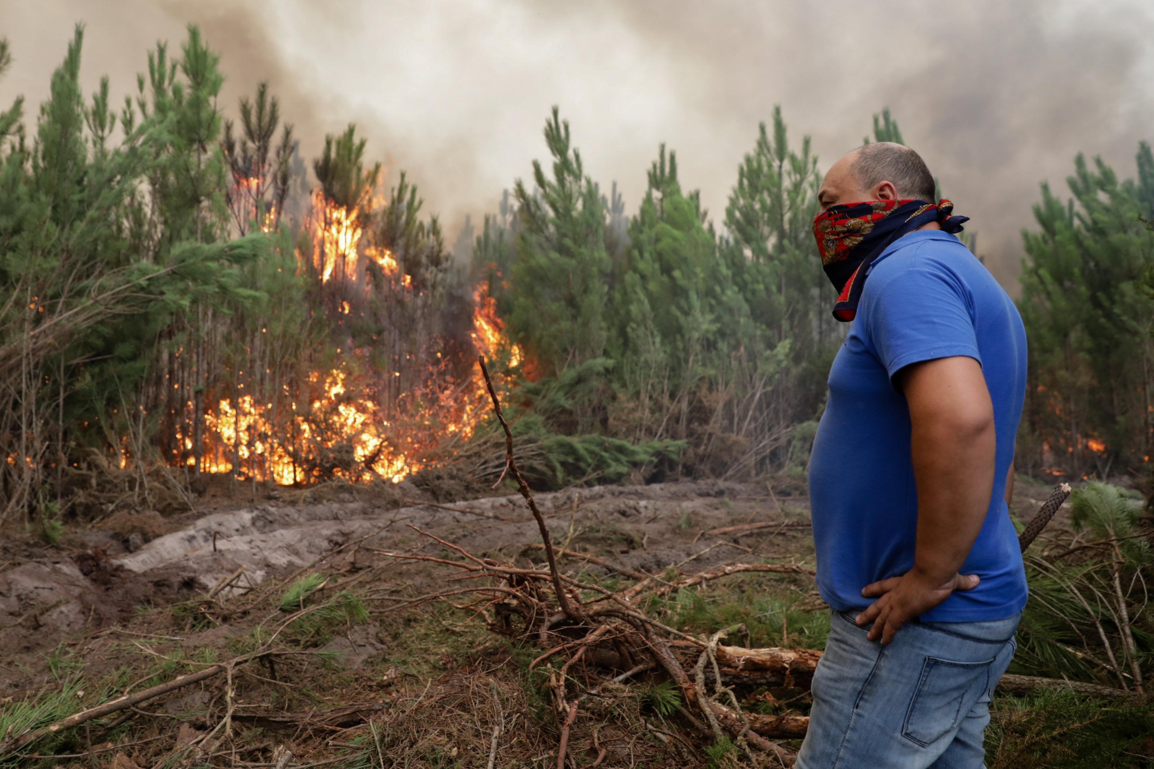 A member of the public helping firefighting efforts looks at a forest fire in Gaeiras, Marinha Grande, in central Portugal 16/10/2017