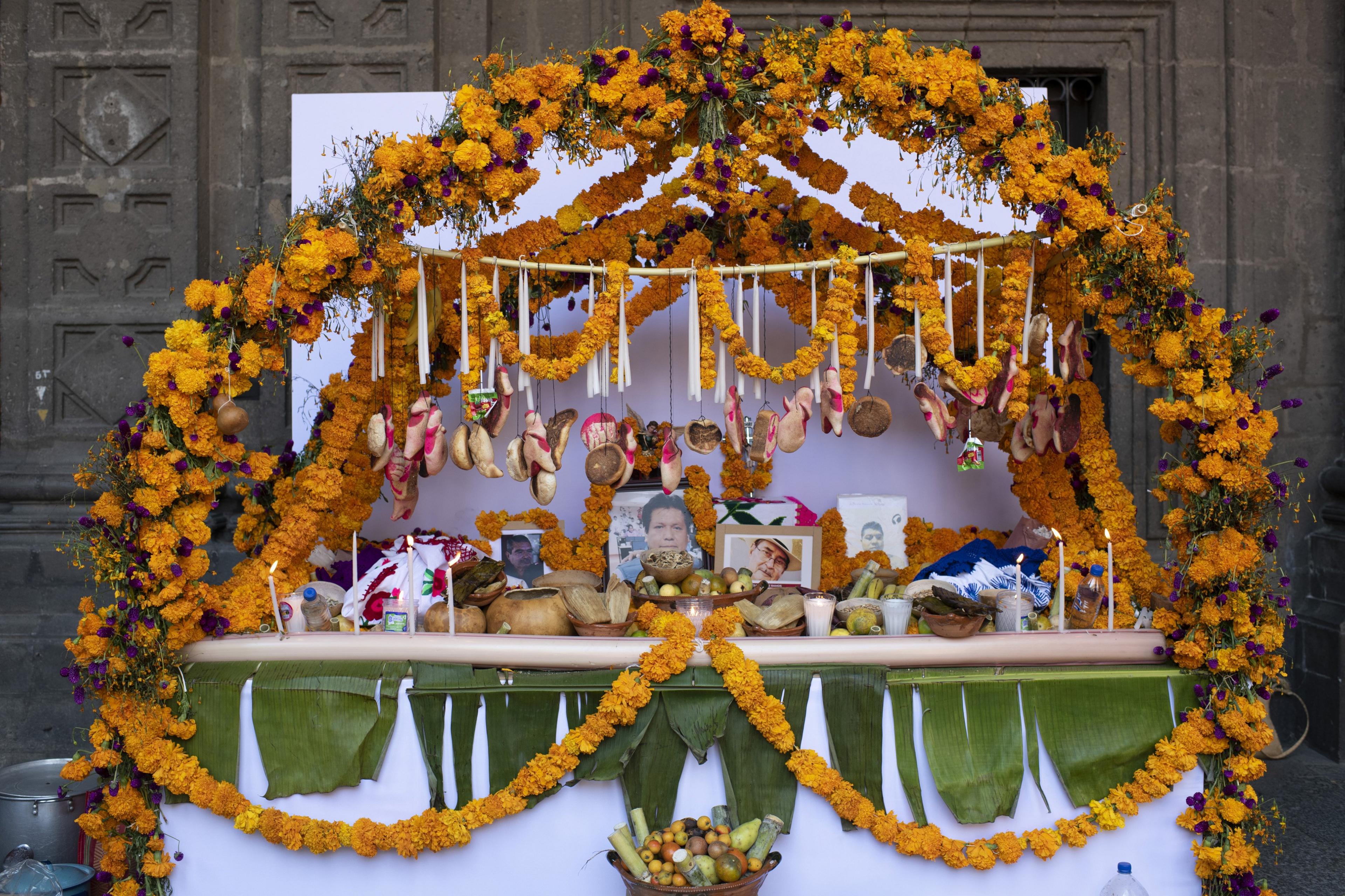 The altar of the state of Guerrero is full of symbols, the arch signifies the house, the flowers the aroma, the water, the copal, the candles are the light that illuminates the entrance and welcomes our dead, and the cross that represents the symbol that the Spaniards brought