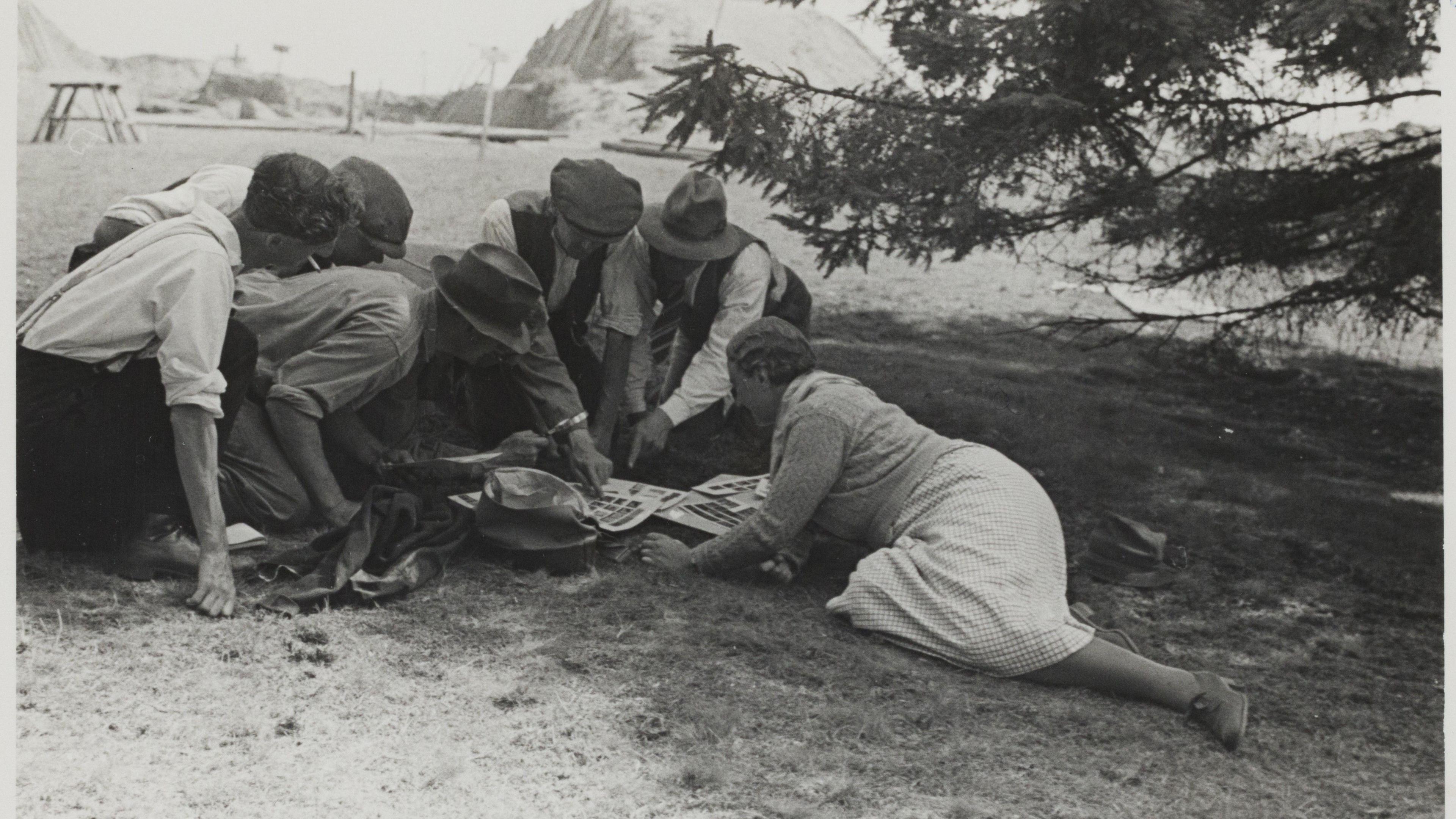 Original photos of 1939 Sutton Hoo excavation go on show - BBC News