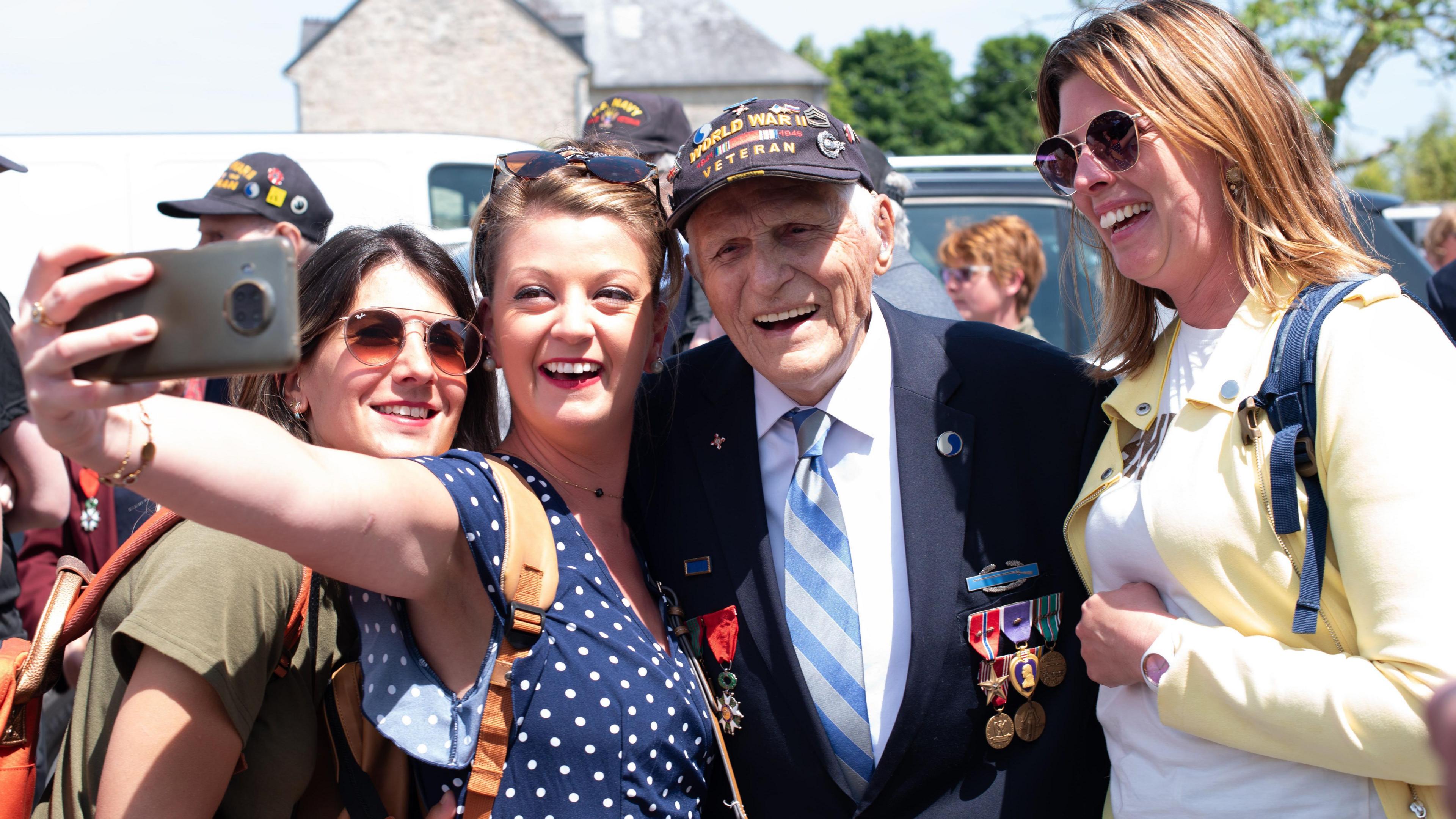 A group of women take a selfie with US veteran, Steve Melnikoff