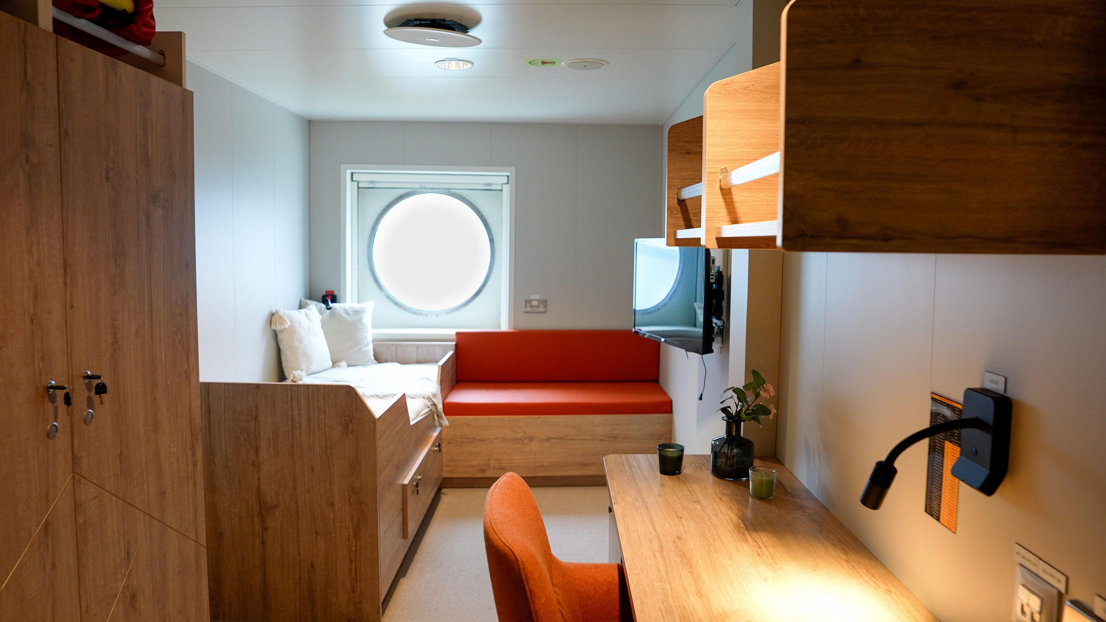 Seòmar-cadail don chriutha air an MV Isle of Islay.