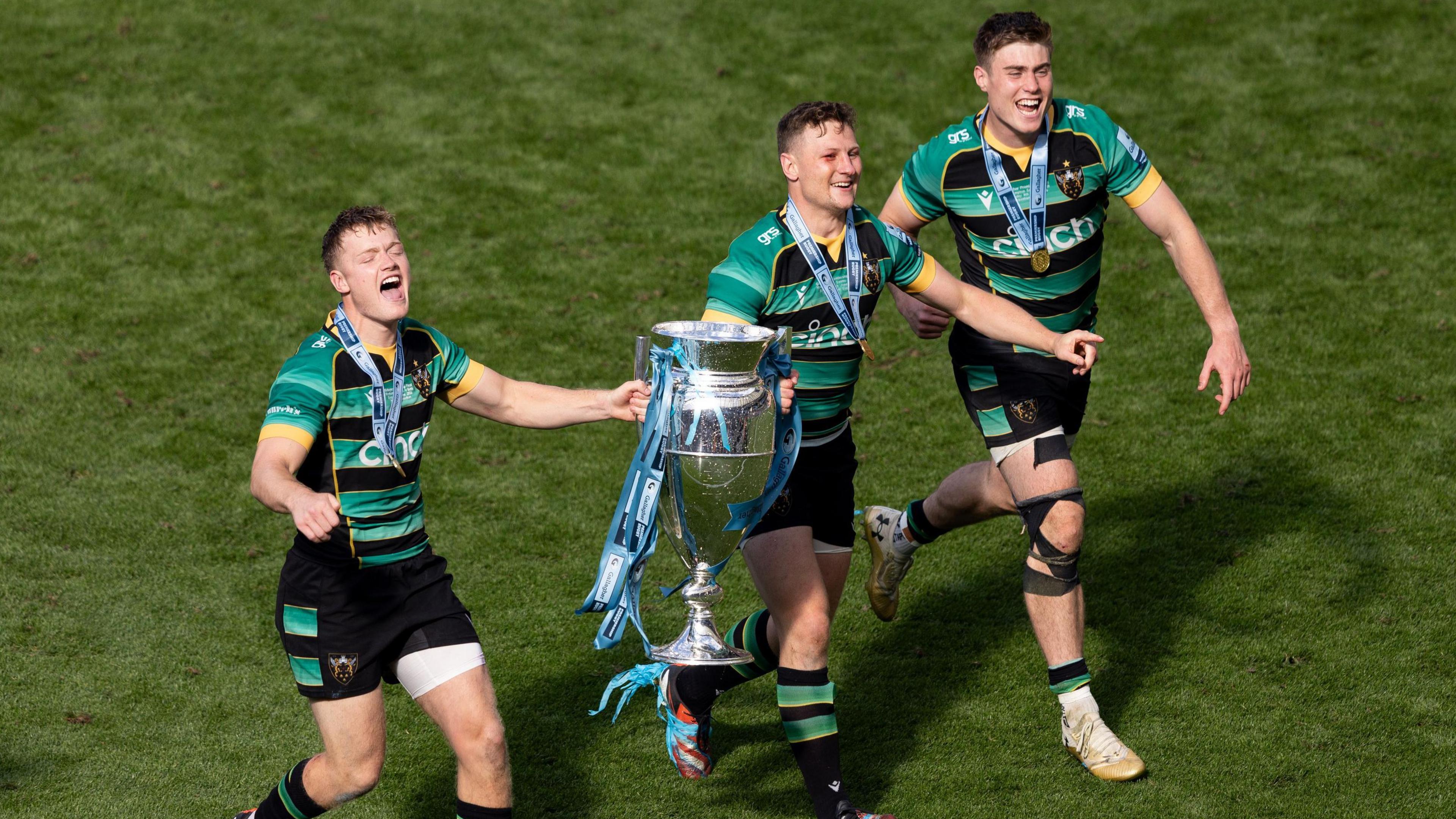 Fraser Dingwall, Tommy Freeman and Fin Smith with the Premiership trophy