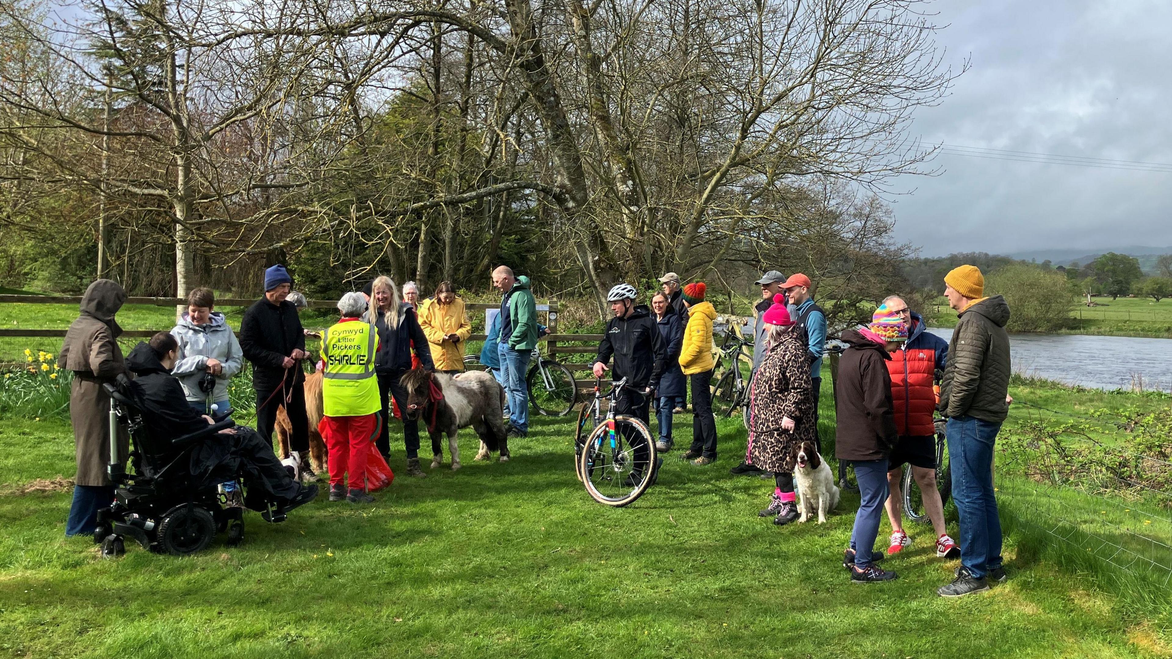 Criw wedi casglu at ei gilydd wrth y llwybr