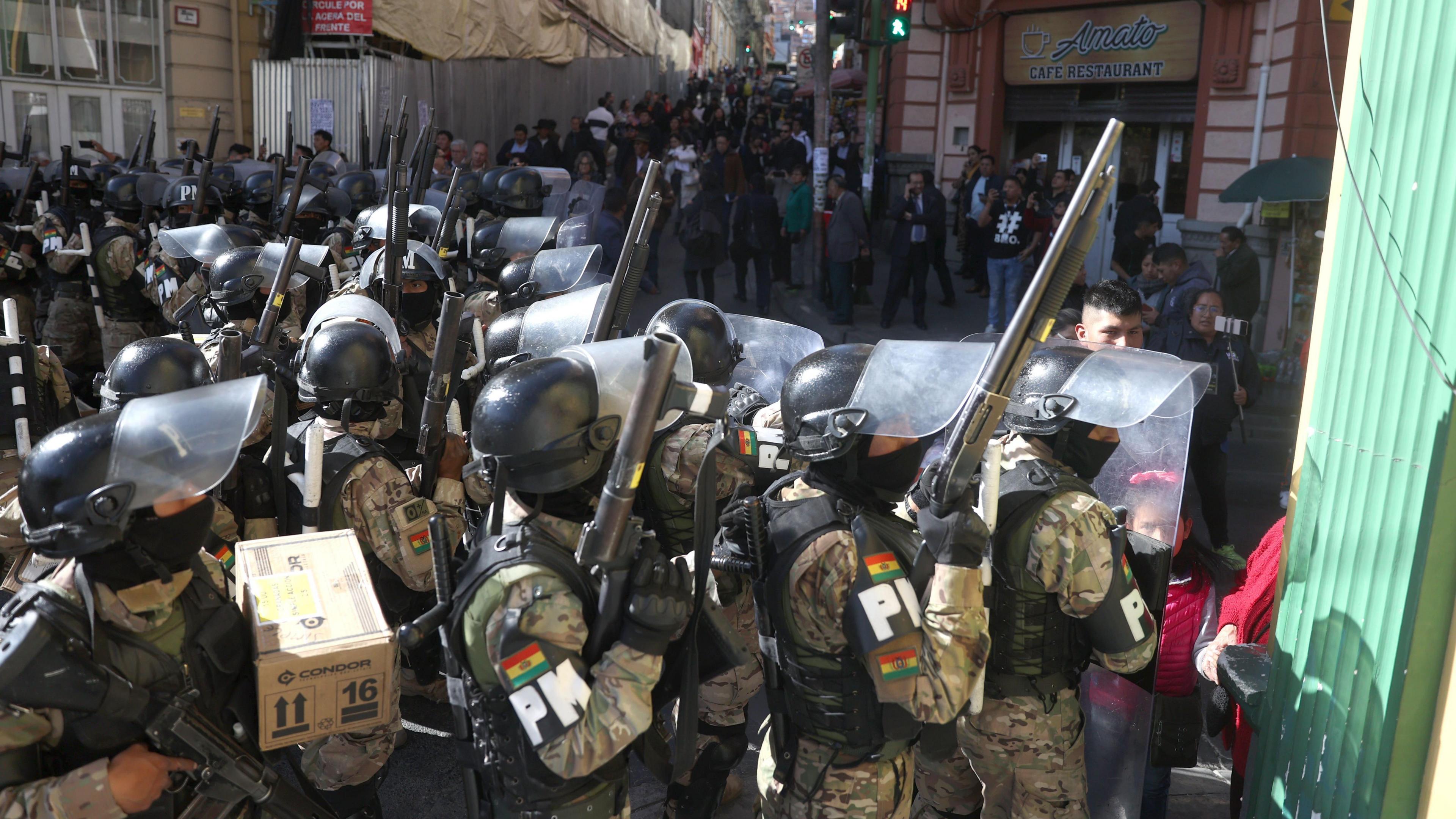 Soldiers tried to enter the country's government headquarters