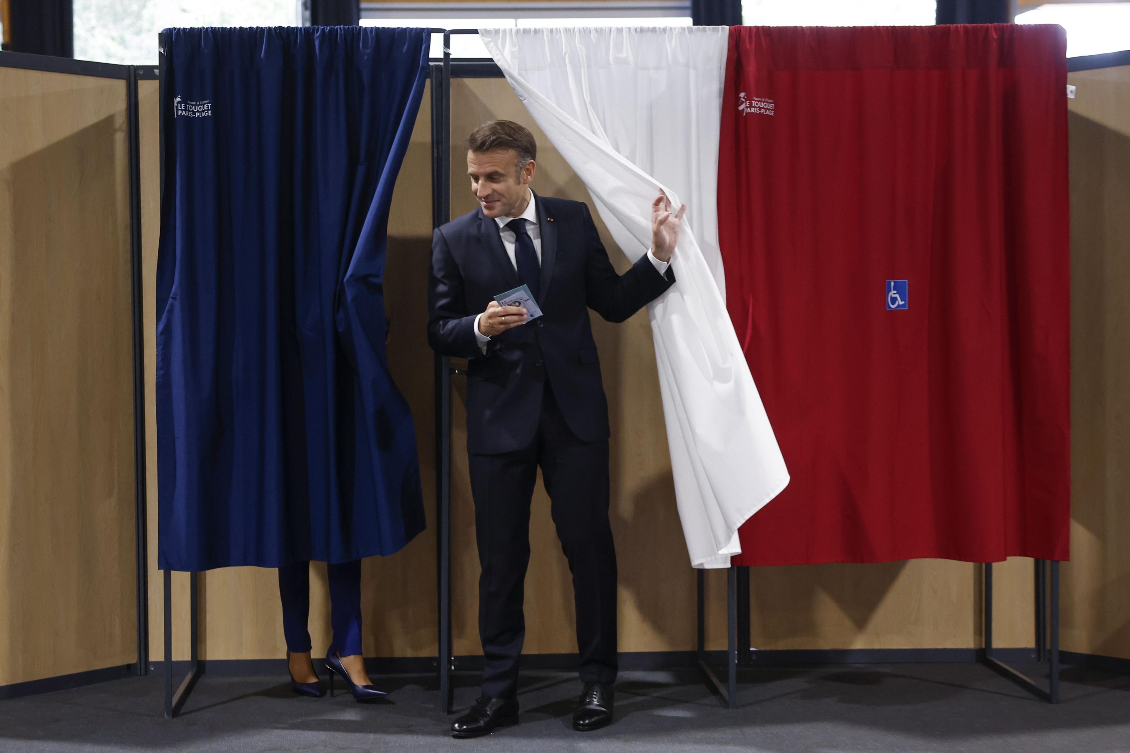 French President Emmanuel Macron (R) and French First Lady Brigitte Macron (L) vote at a polling station in the second round of French parliamentary elections in Le Touquet-Paris-Plage, northern France, France, 07 July 2024.