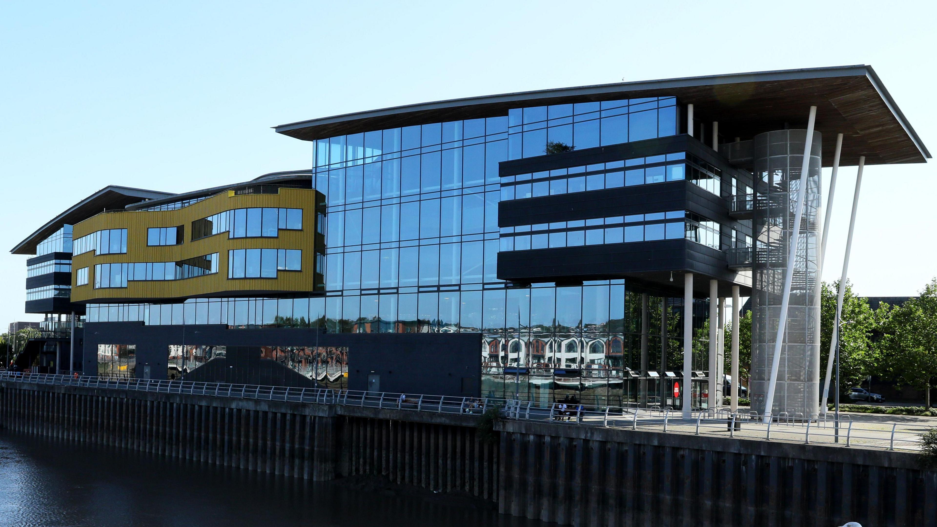 Prifysgol De Cymru - Casnewydd