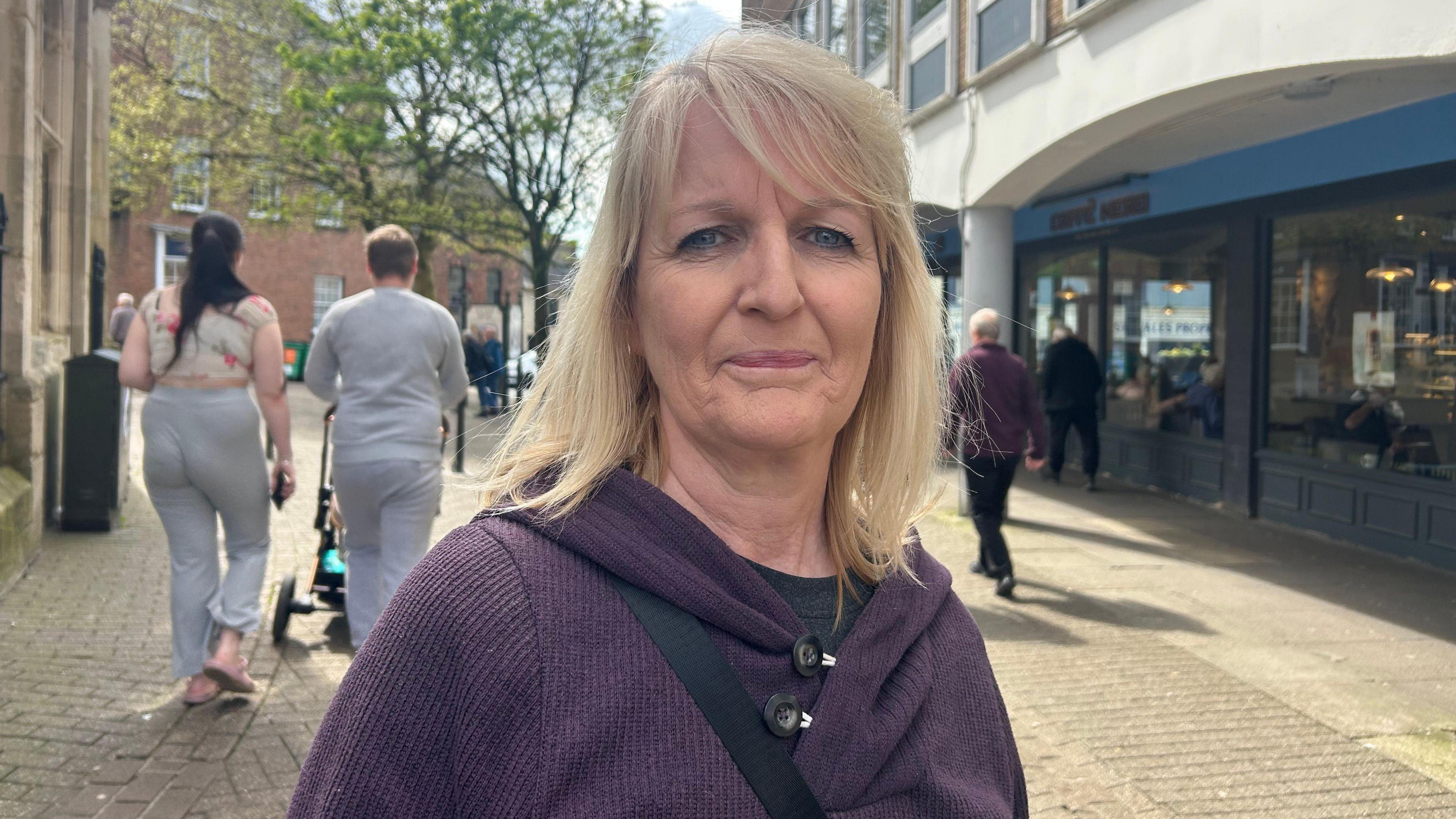 Desni O'Driscoll mewn cardigan porffor