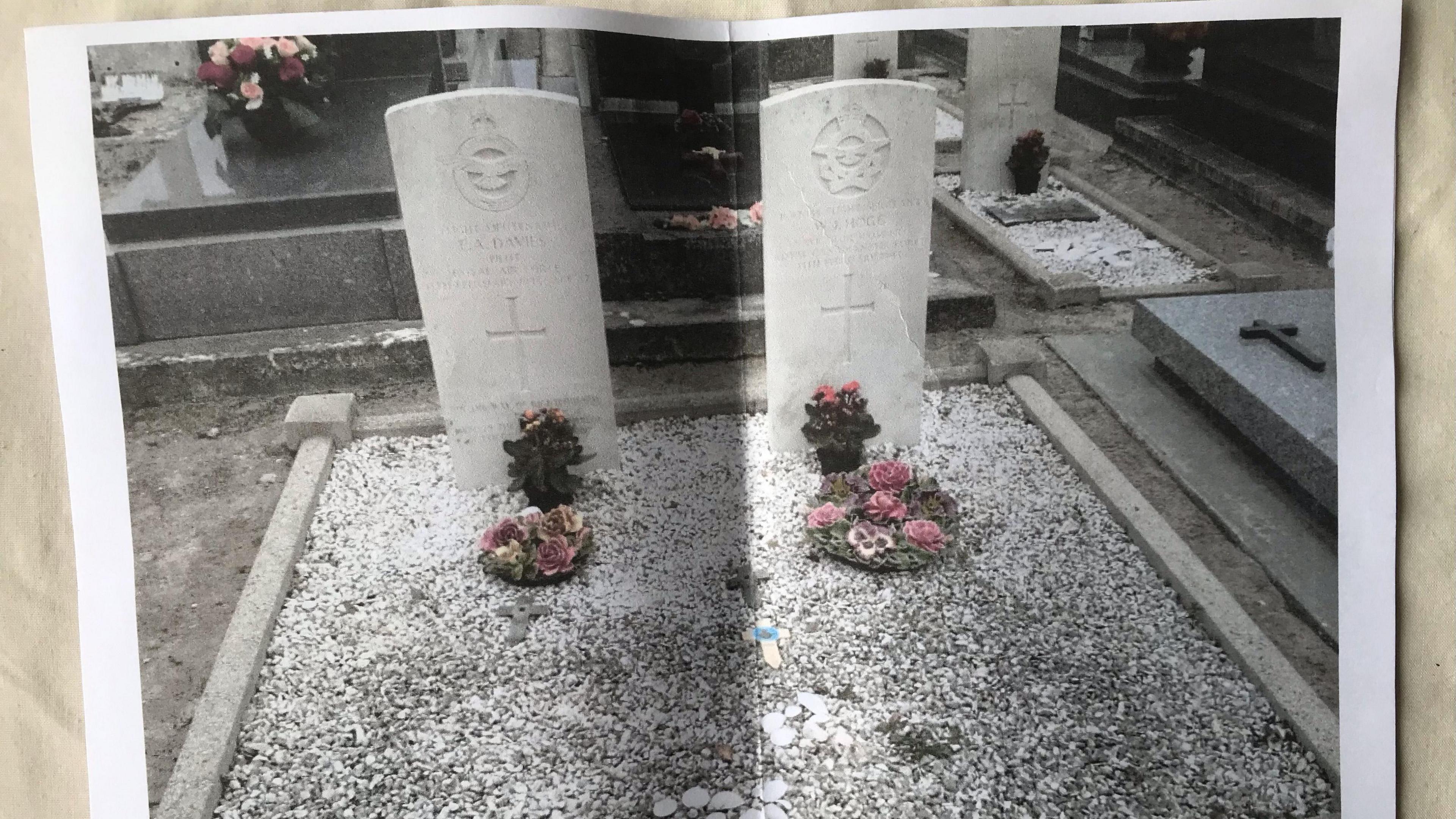 Bedd Evan Arthur Davies a'i gyfaill William Hogg