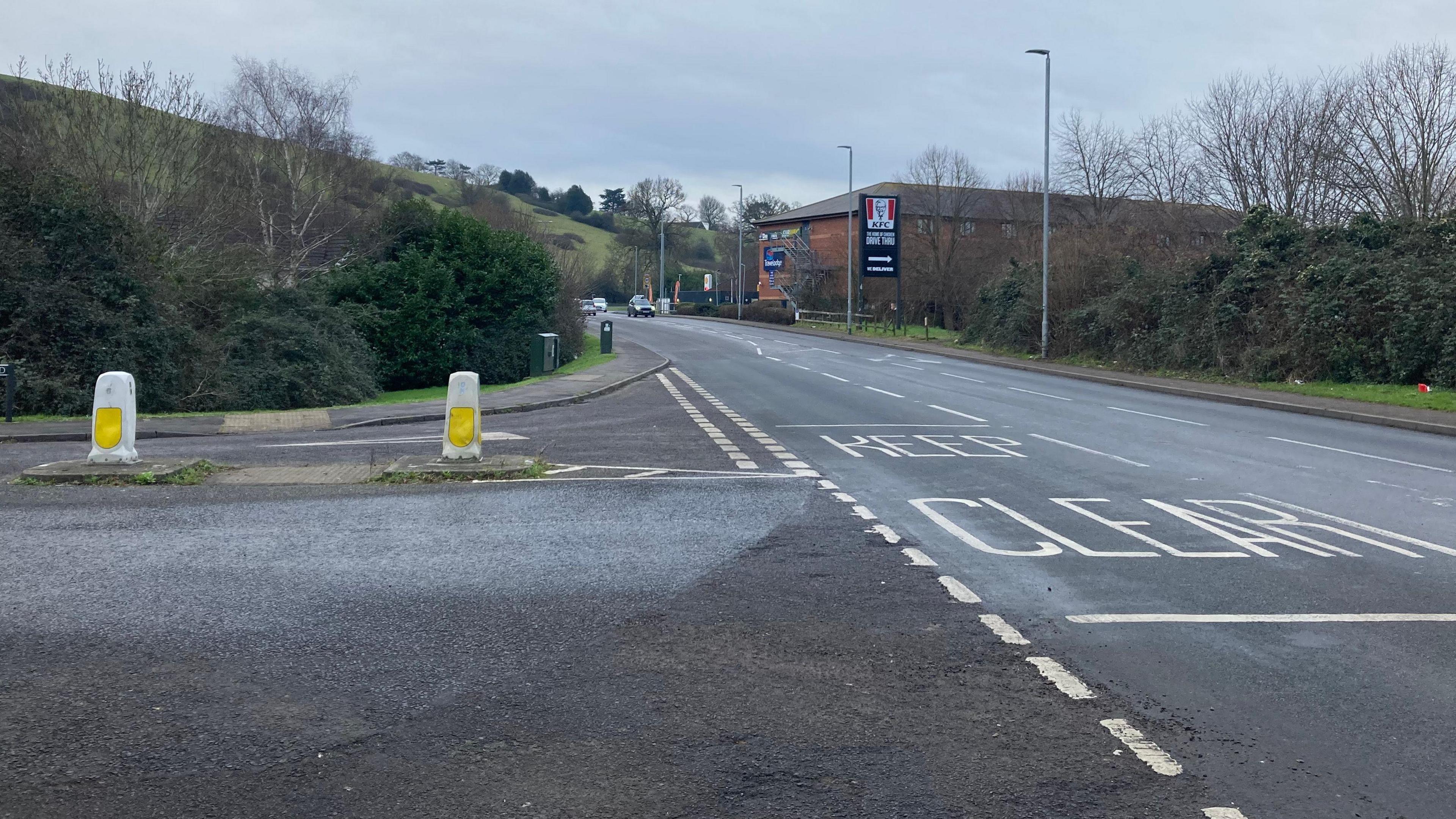 A picture of a road junction in Glastonbury. A T-junction where the A39 meets Ranger Road