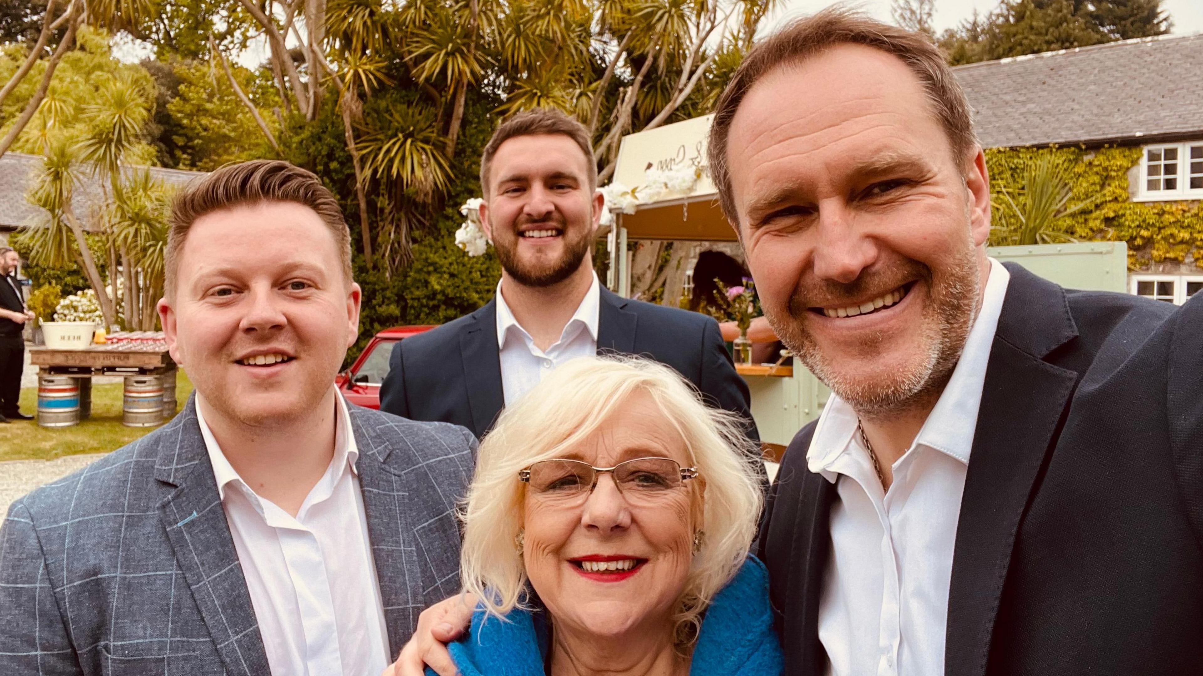 Annette Bryn Parri gydag Emyr Gibson a gweddill Trio - sef ei mab Bedwyr Gwyn Parri a Steffan Lloyd Owen